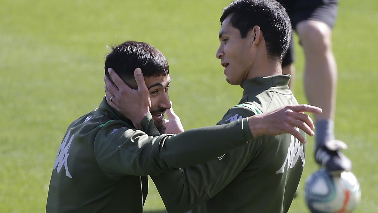 Fekir recibe la broma de Mandi.