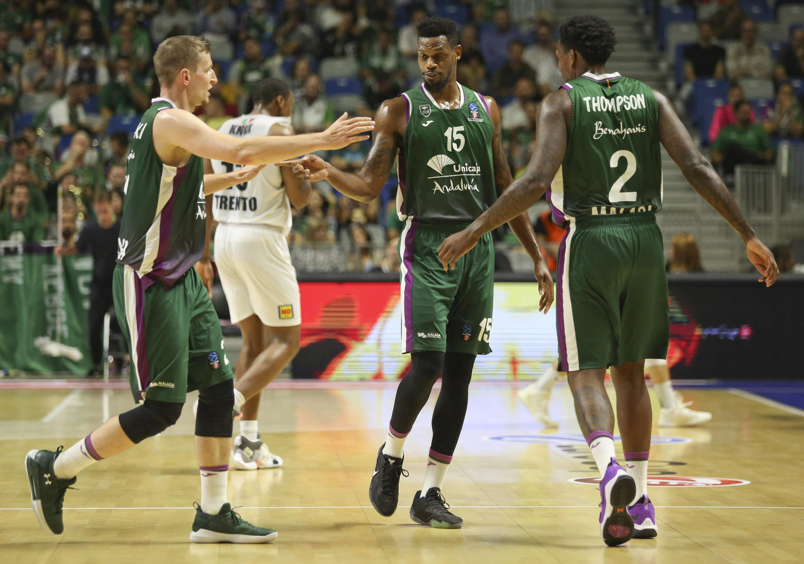 Waczynski, Ejim y Thompson se felicitan tras una buena jugada.