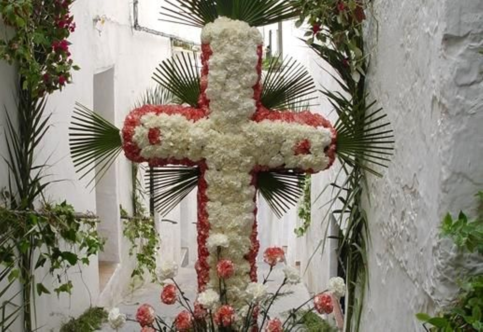 Una imagen retrospectiva de las cruces de Las Cruces de Mayo, en Arcos.