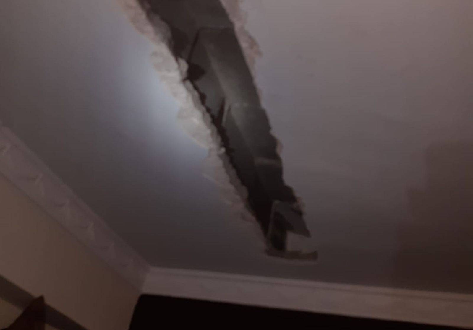 Apertura de bomberos en el techo de una vivienda en San Fernando.