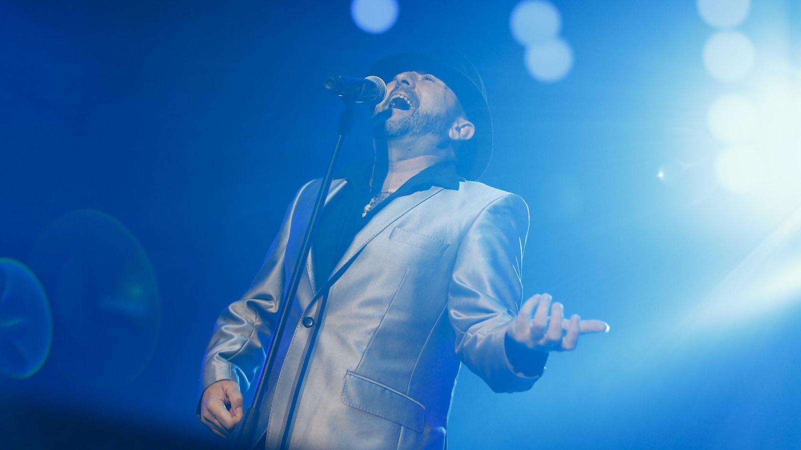 El cantante gaditano llegó a rocanrolear durante el concierto.