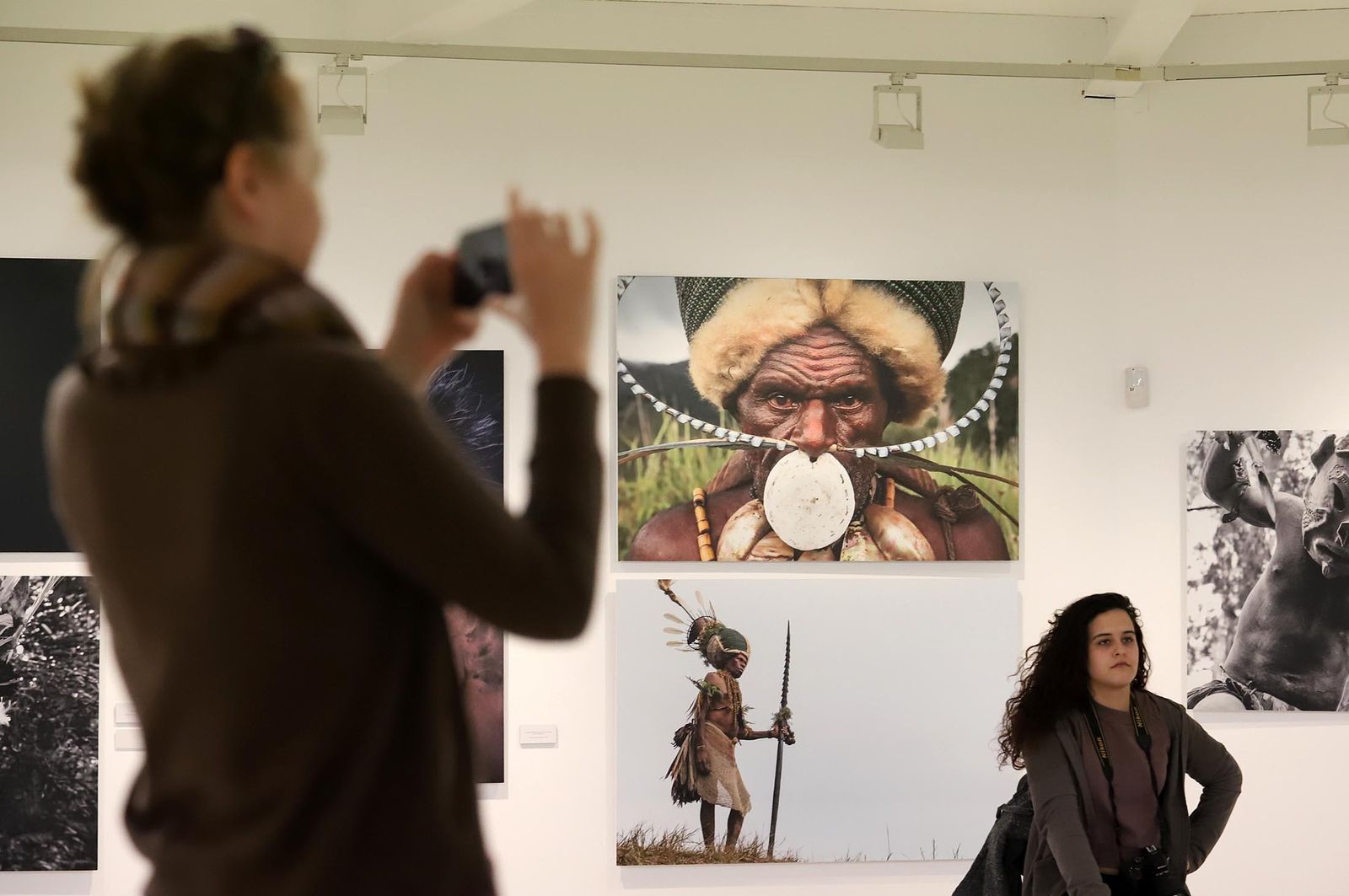 Imágenes de la exposición de Latitudes "Confines, más allá de la globalización" de Eduardo Lostal