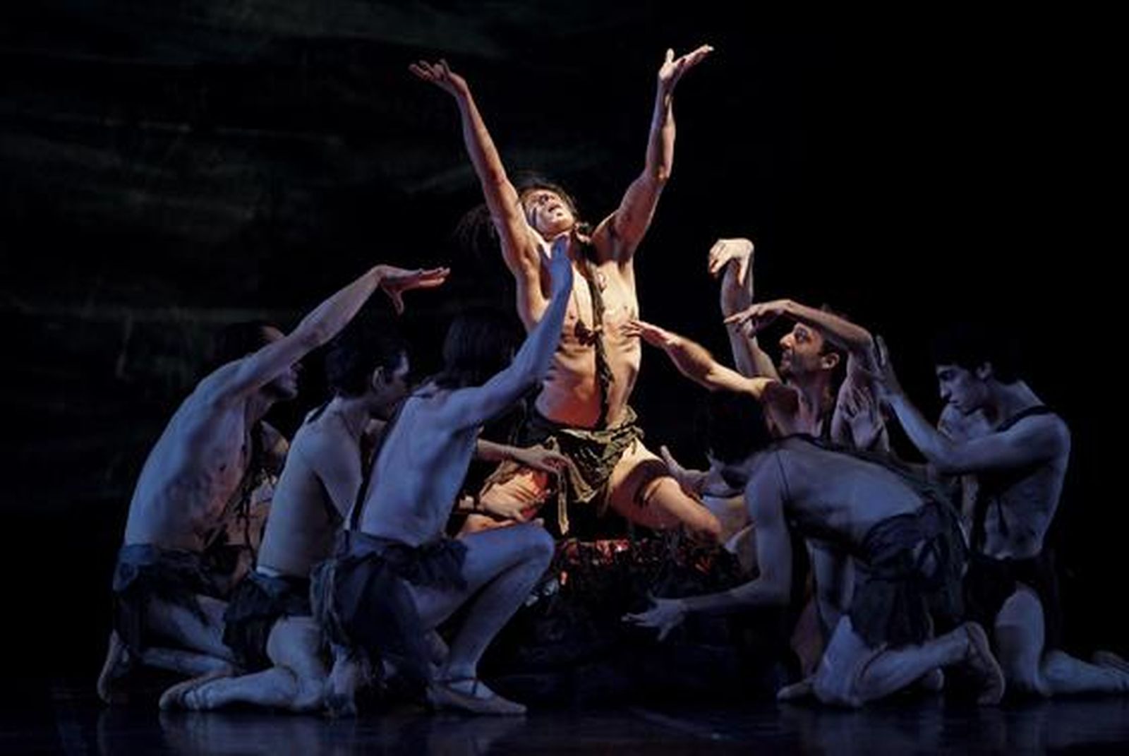 El Ballet de la Ópera de Varsovia representa 'La Bayadère' en el Teatro de la Maestranza, una obra sobre la supervivencia del amor tras la muerte.

Foto: Antonio Pizarro