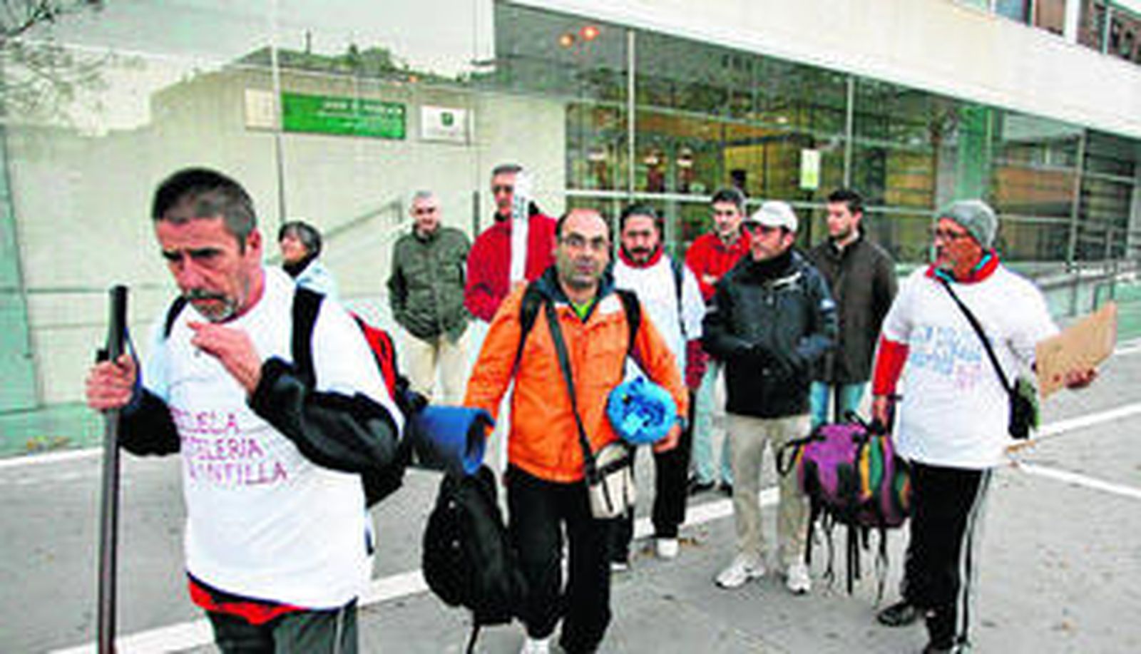 Salida de ls trabajadores de la Escuela de Hosteleria desde la sede de la Delegación Provincial de Educación de Huelva, ayer.