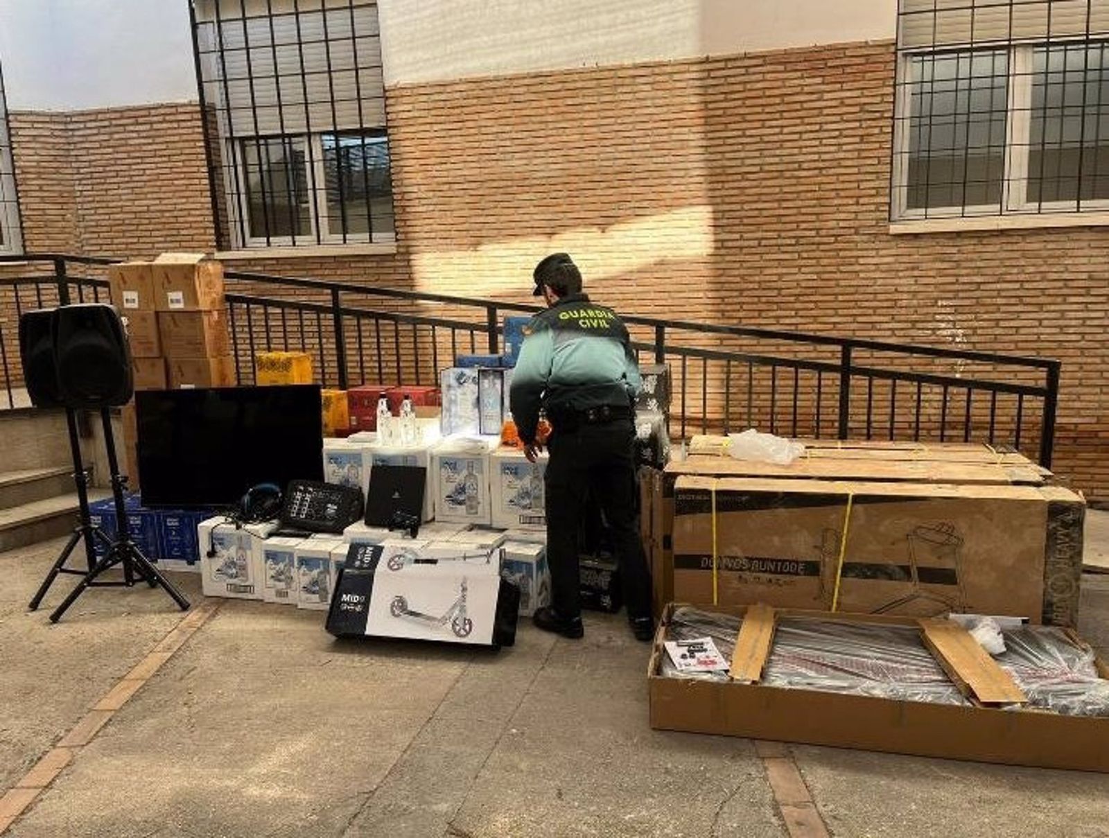 Algunos de los objetos recuperados en la intervención de la Guardia Civil