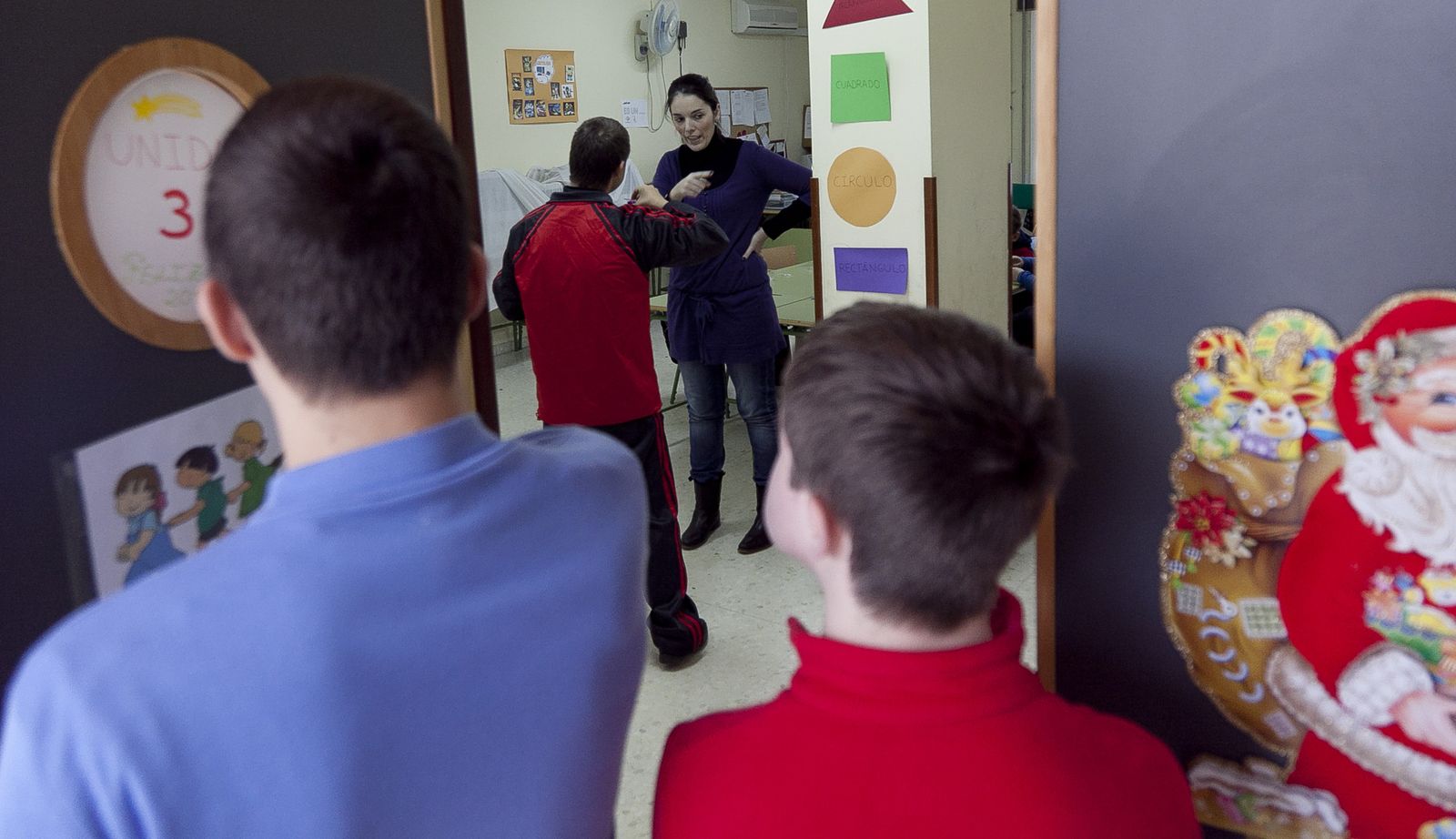 Alumnos de Educación Especial atienden las indicaciones de una maestra.