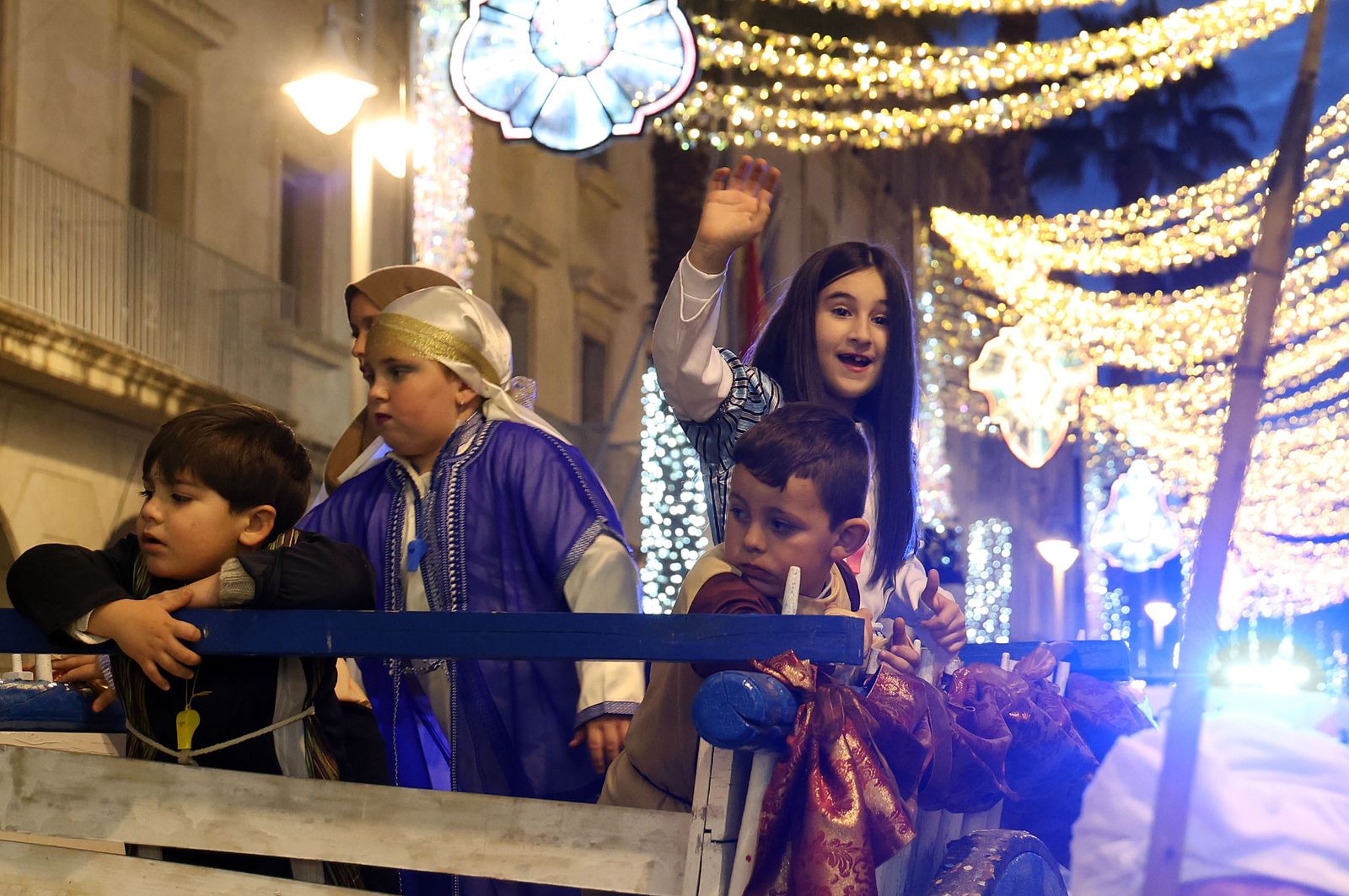 Imágenes del Heraldo Real anunciando la llegada de los Reyes Magos a Huelva