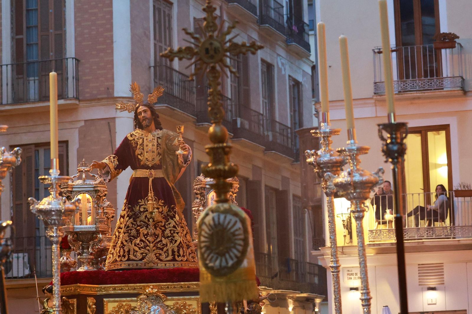 El vía crucis inaugura la cuaresma, en imágenes