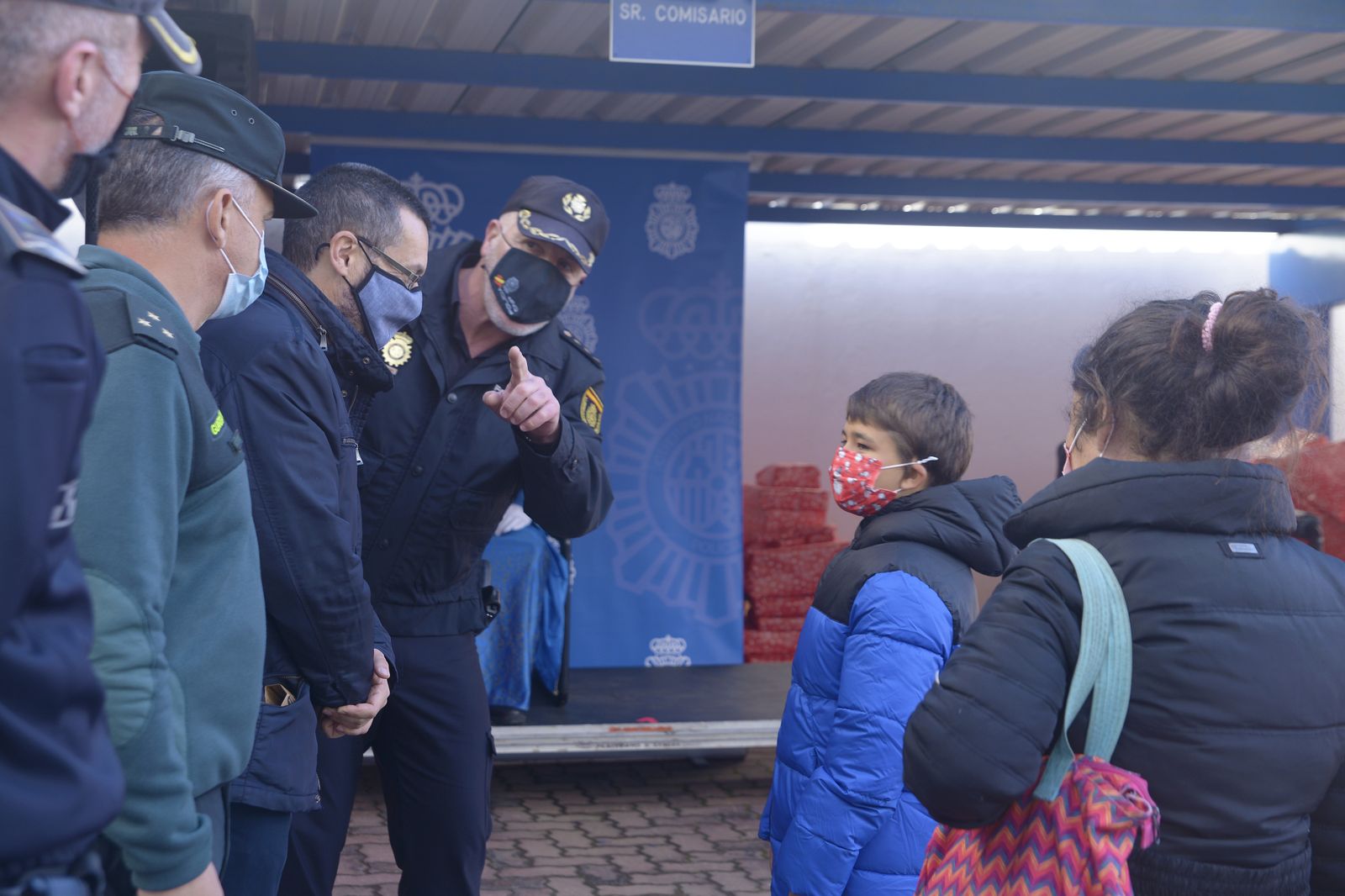 Fotos de la entrega de juguetes a familias por la CNP.