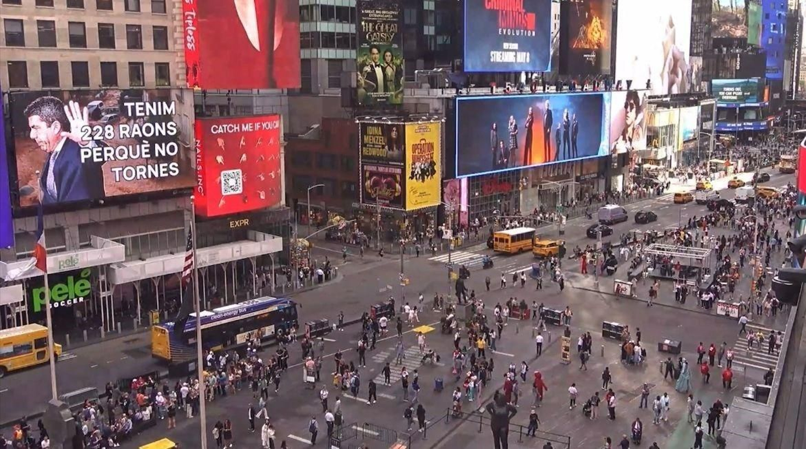Compromís "recibe" a Mazón en Nueva York con un mensaje en Times Square: "Tenemos 228 razones para que no vuelvas".