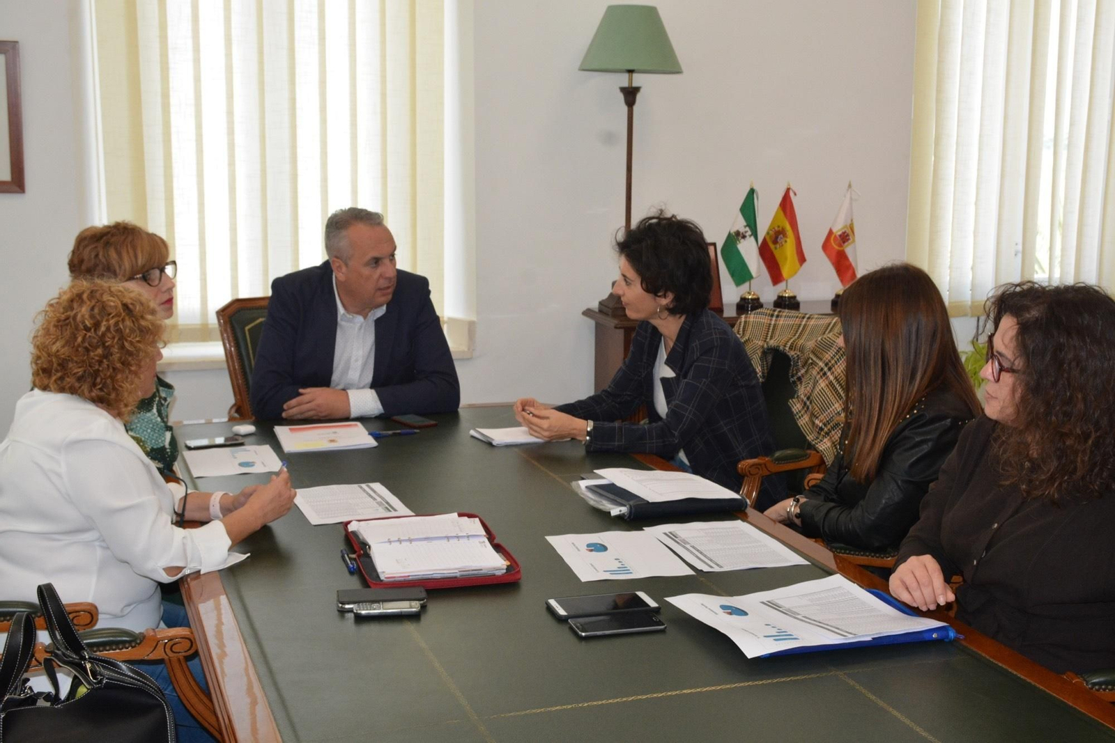 El alcalde de San Roque, Juan Carlos Ruiz Boix, reunido con los representantes de Eulen.