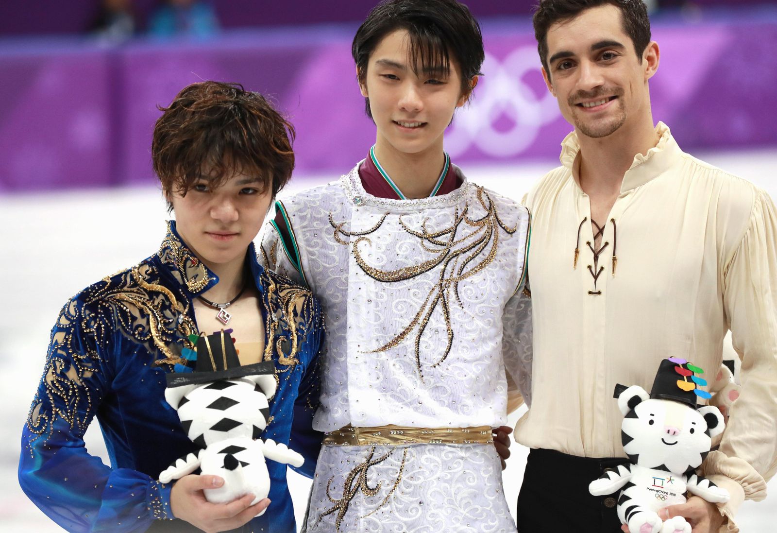 Hanyu Yuzuru, medalla de oro, en el centro, con Uno Shoma, plata, y Javier Fernández, bronce