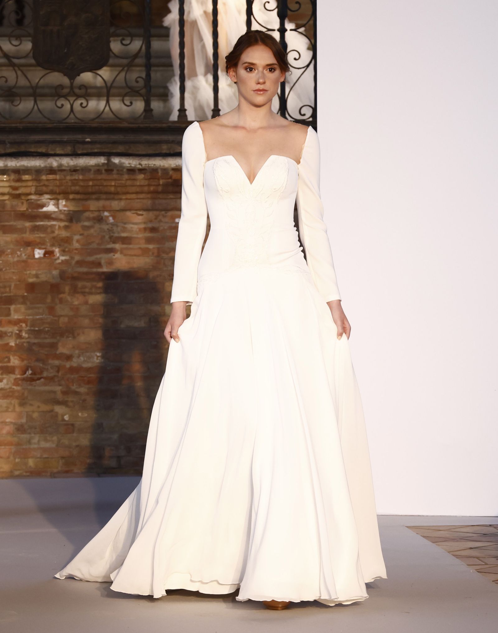 Las tendencias en vestidos de novia e invitada de la pasarela SIQ, en fotos