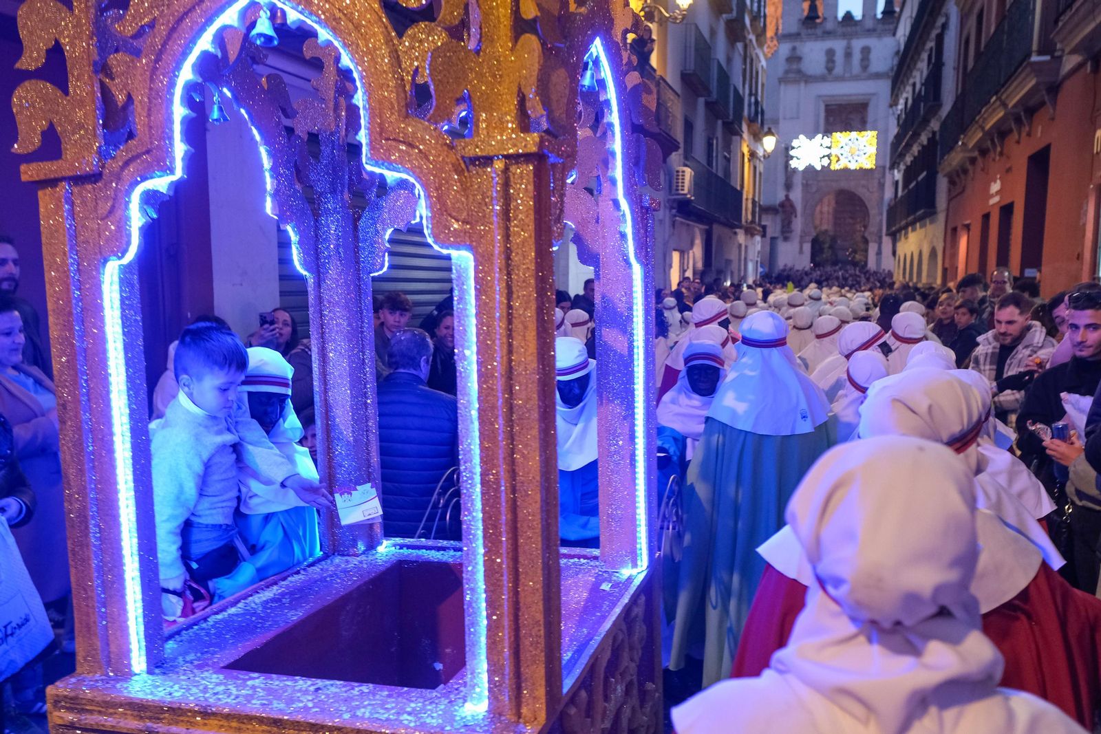 Fotos del Heraldo de los Reyes Magos en la recogida de llaves de la ciudad