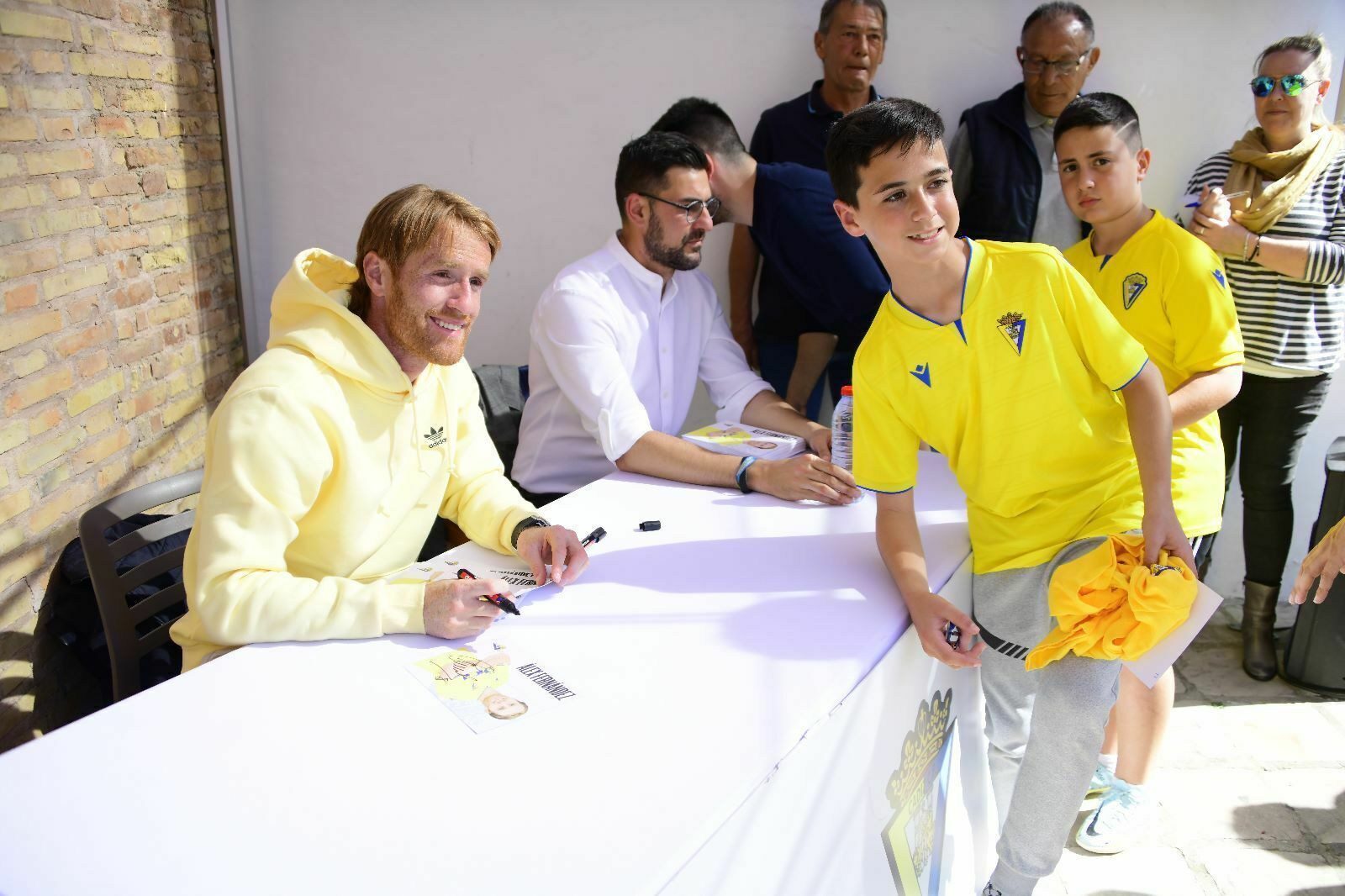 Álex Fernández firmó autógrafos en Benalup-Casas Viejas.