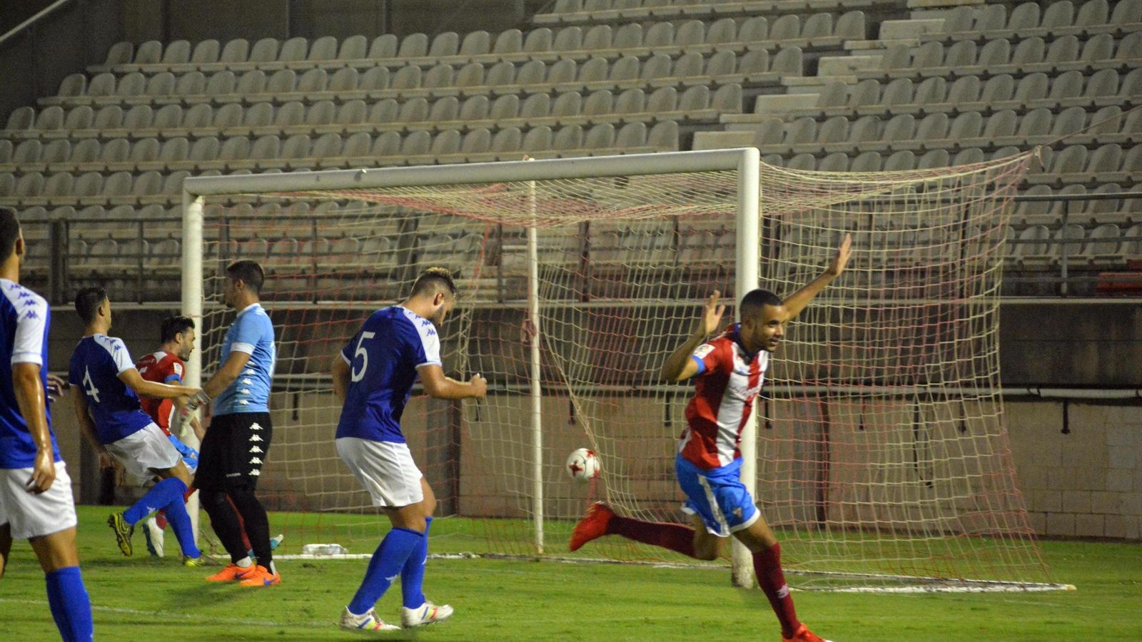 Pablo Ganet celebra su gol frente al San Fernando