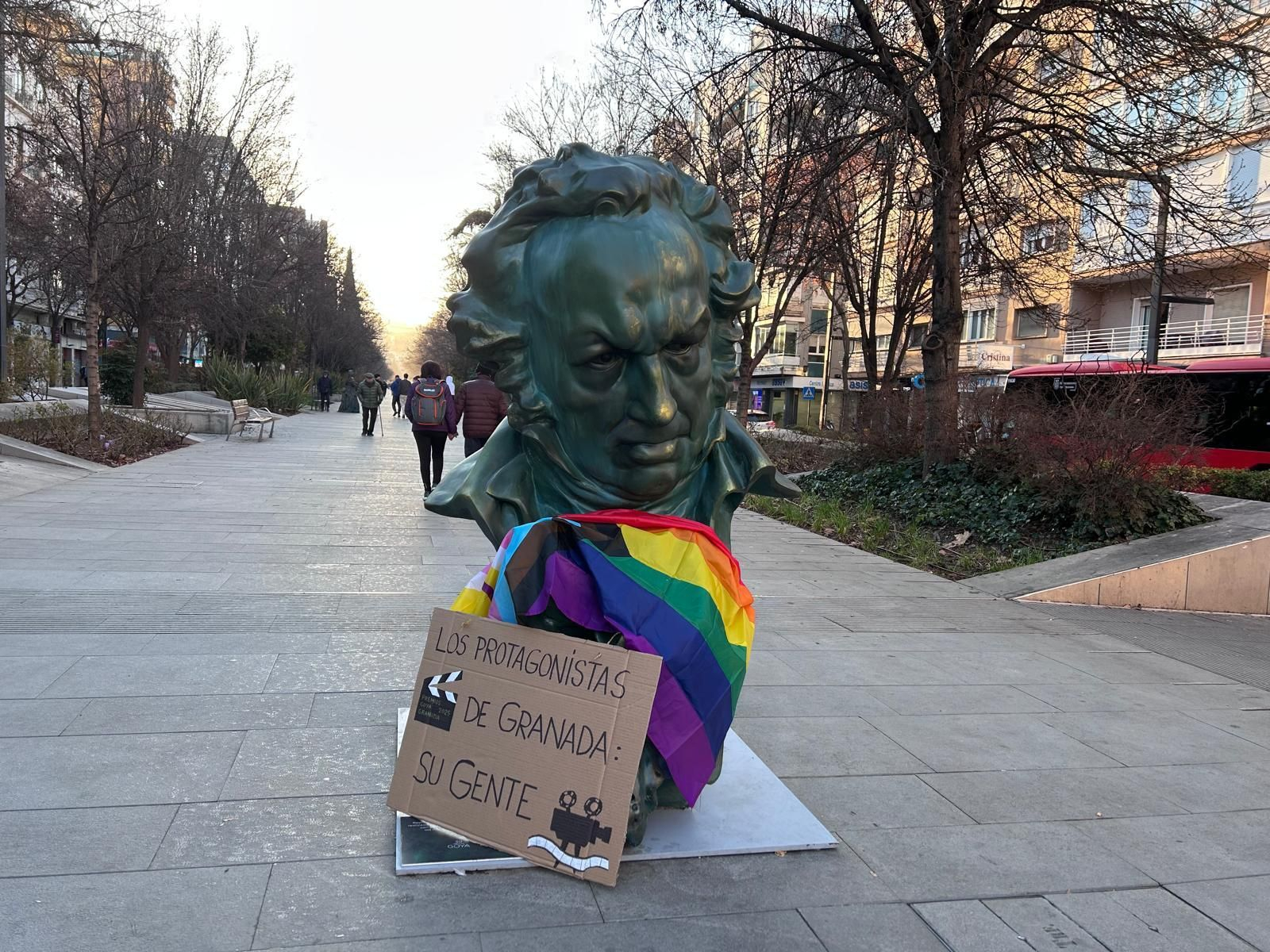 Las imágenes de las pintadas a los bustos de los Premios Goya de Granada