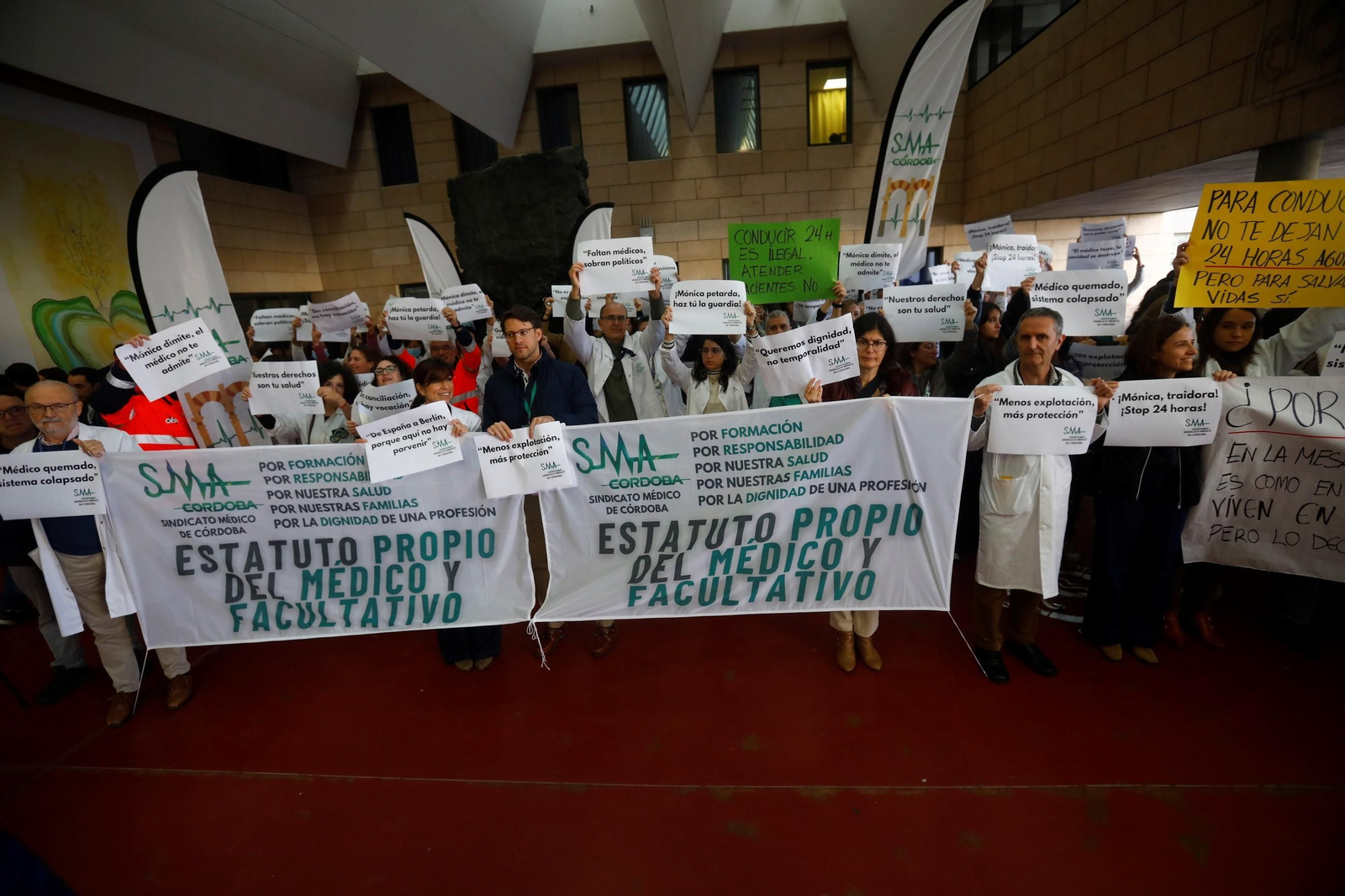 La concentración por la huelga de médicos en Córdoba contra el Estatuto Marco, en imágenes