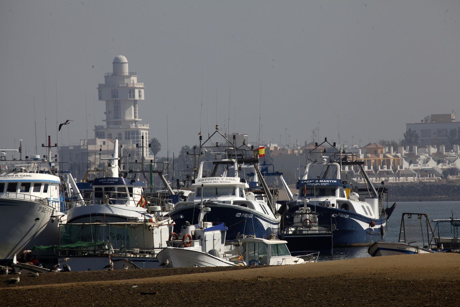 Imágenes de la flota de arrastre de Huelva en parada biológica