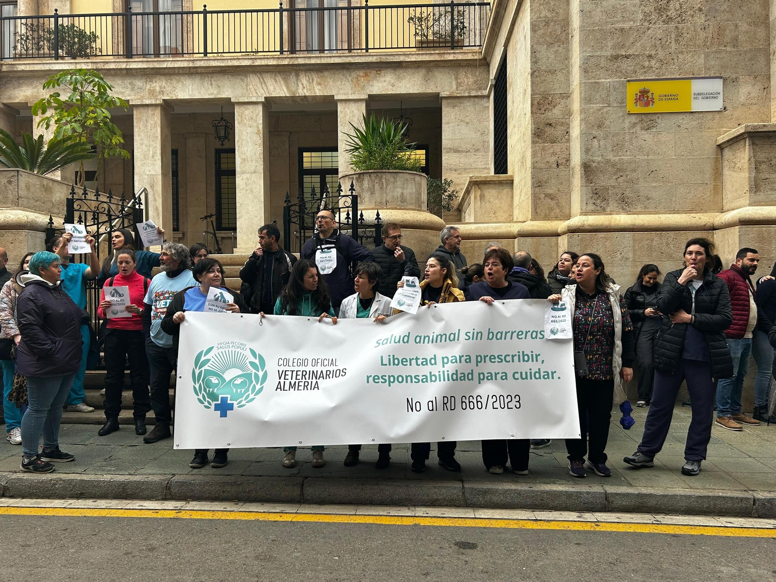 La concentración a las puertas de la Subdelegación del Gobierno de Almería La concentración a las puertas de la Subdelegación del Gobierno de Almería