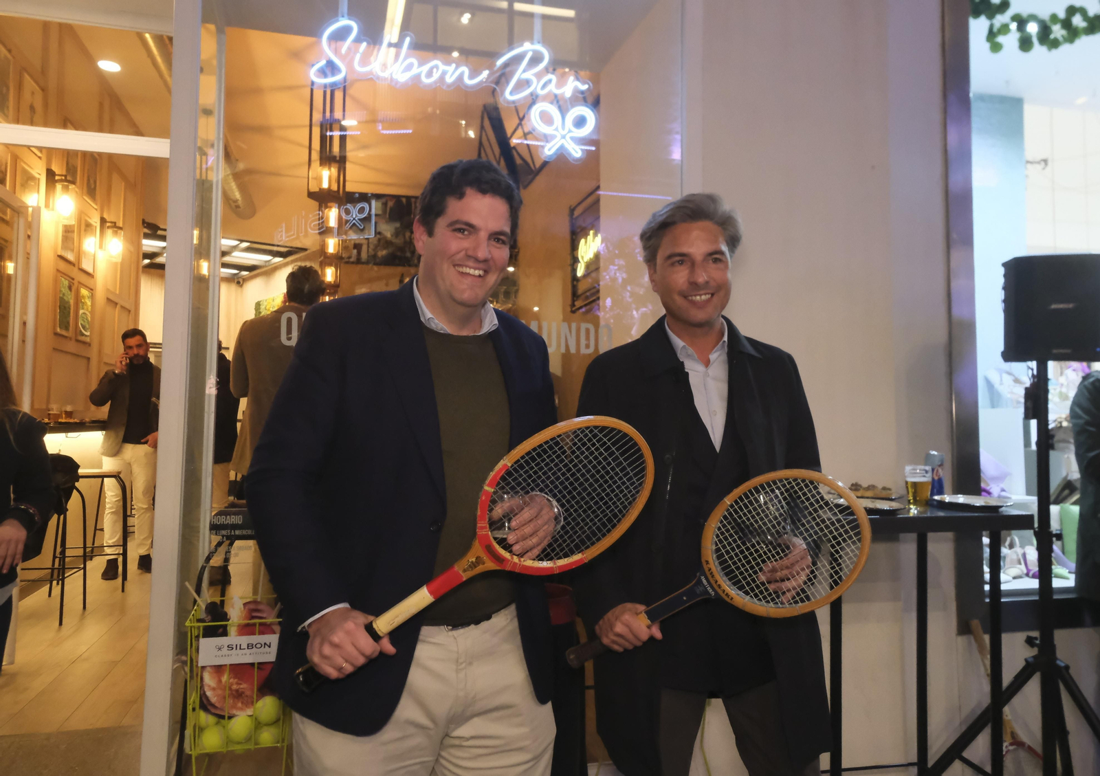 En imágenes, Silbón Bar celebra su inauguración con una fiesta llena de estilo