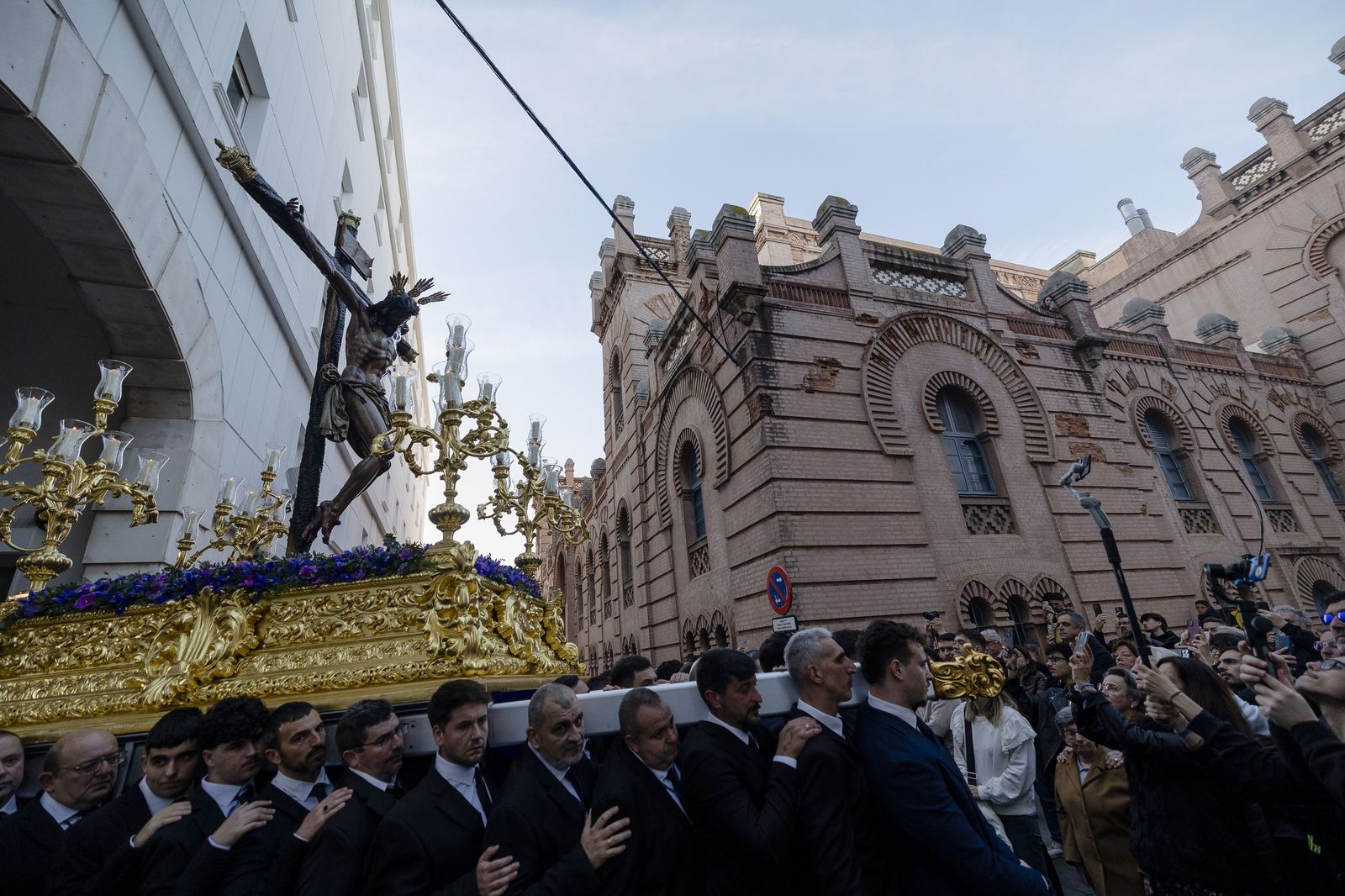 Las imágenes del vía crucis del Cristo de la Misericordia, de la hermandad de La Palma, a la Catedral