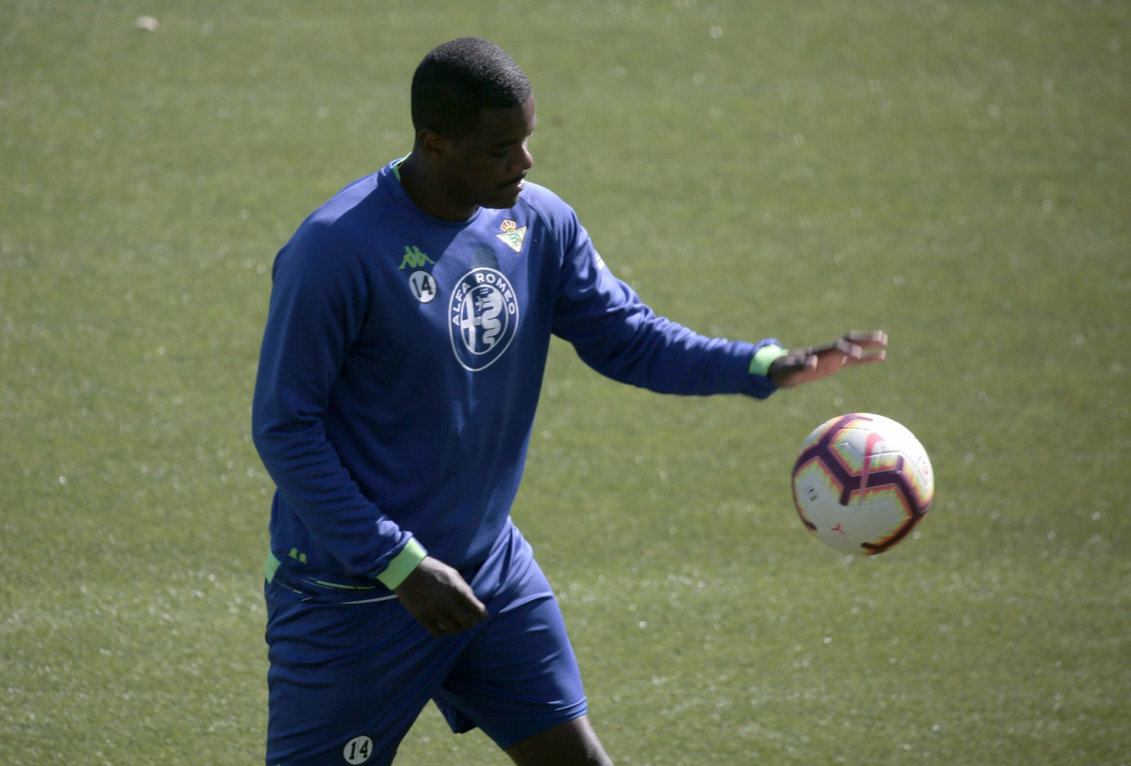 William Carvalho juega con el balón en un entrenamiento.