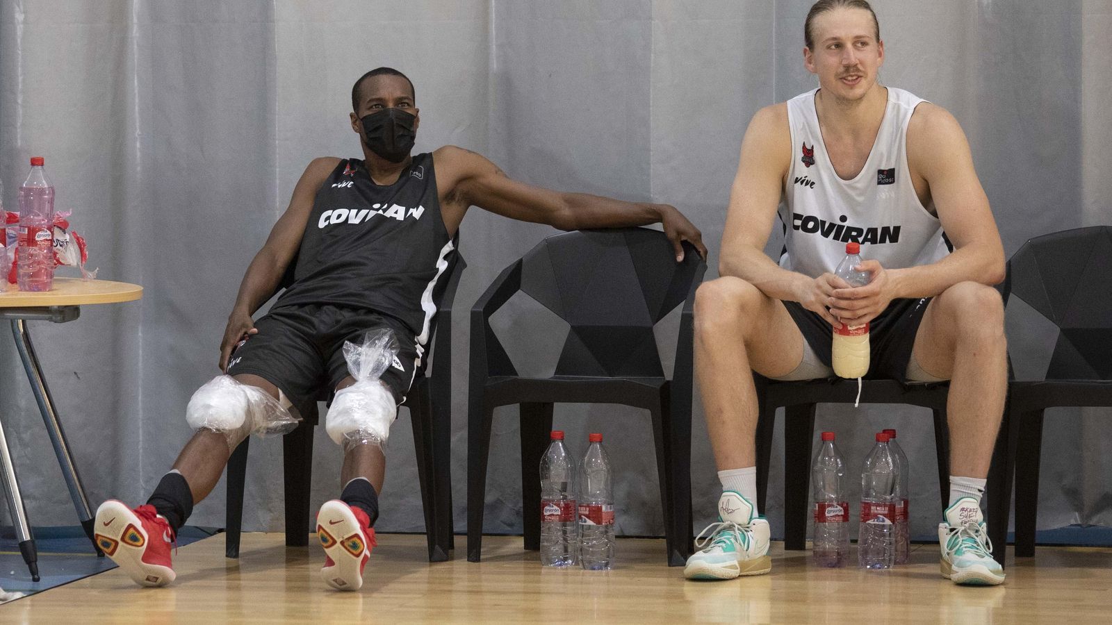 Renfroe junto a Noah Starkey en el Pabellón Veleta.