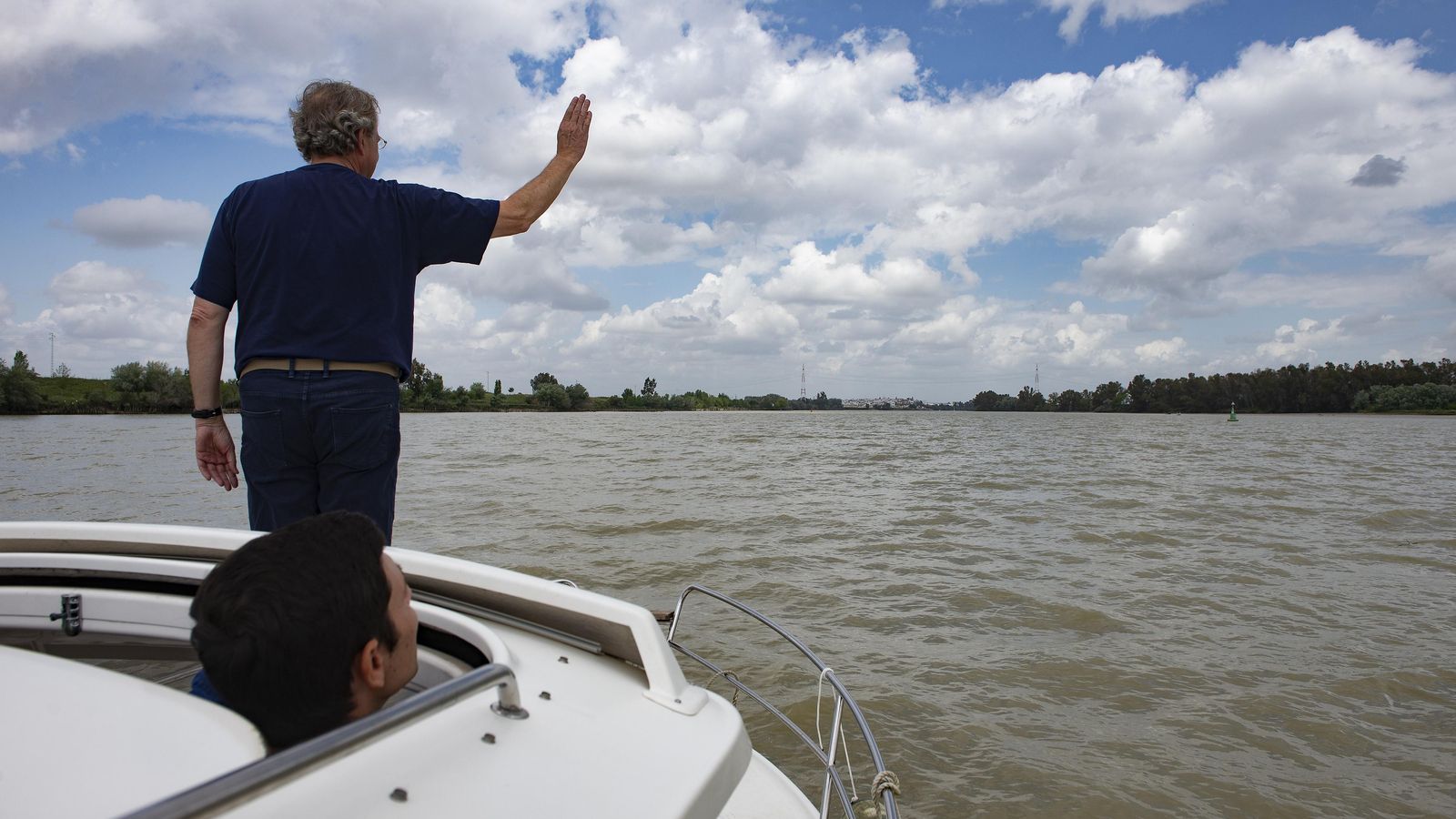 Saludo al pasar junto a un barquito pesquero.