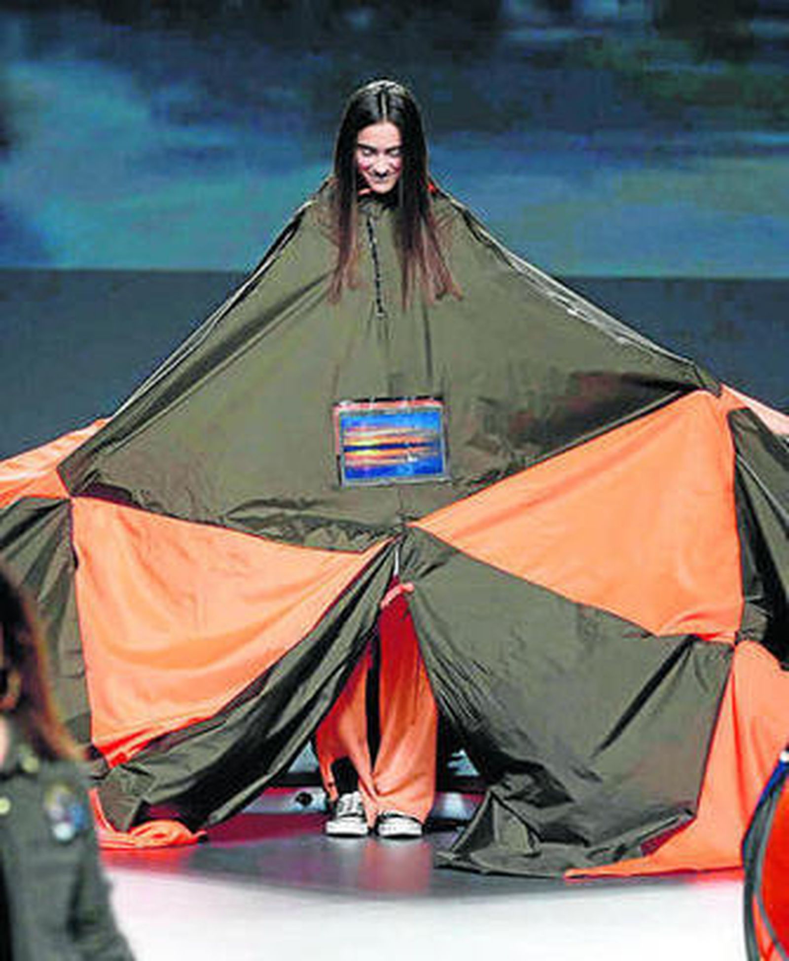 Parka de Rubén Gómez que se convierte en tienda de campaña.