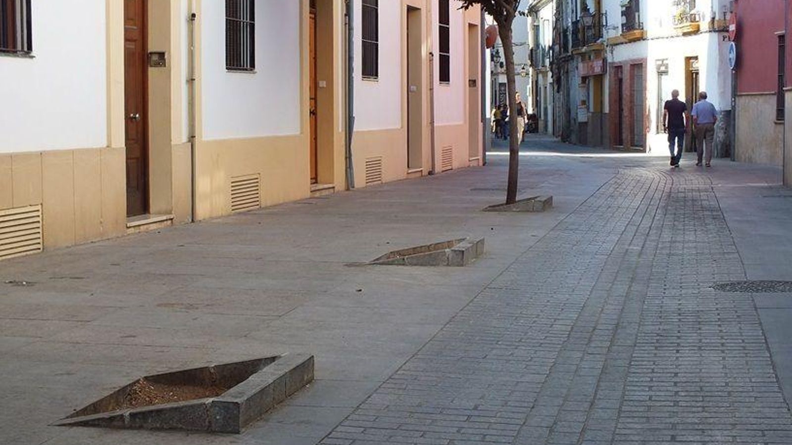 Alcorques vacíos en la calle Gutiérrez de los Ríos