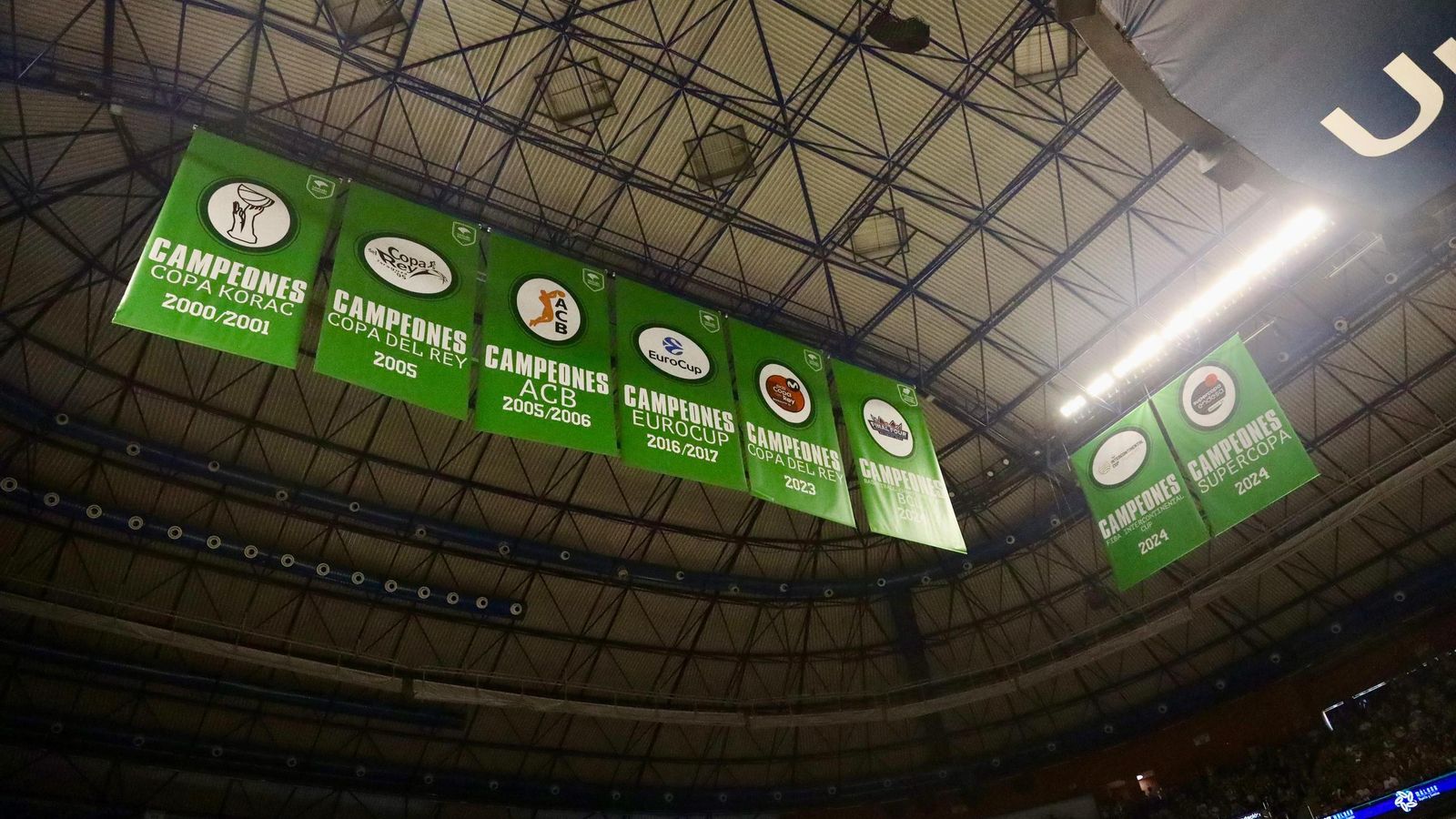 La fiesta previa del Unicaja: Subida de bandera, homenaje a Toñi García, nuevo videomarcador...