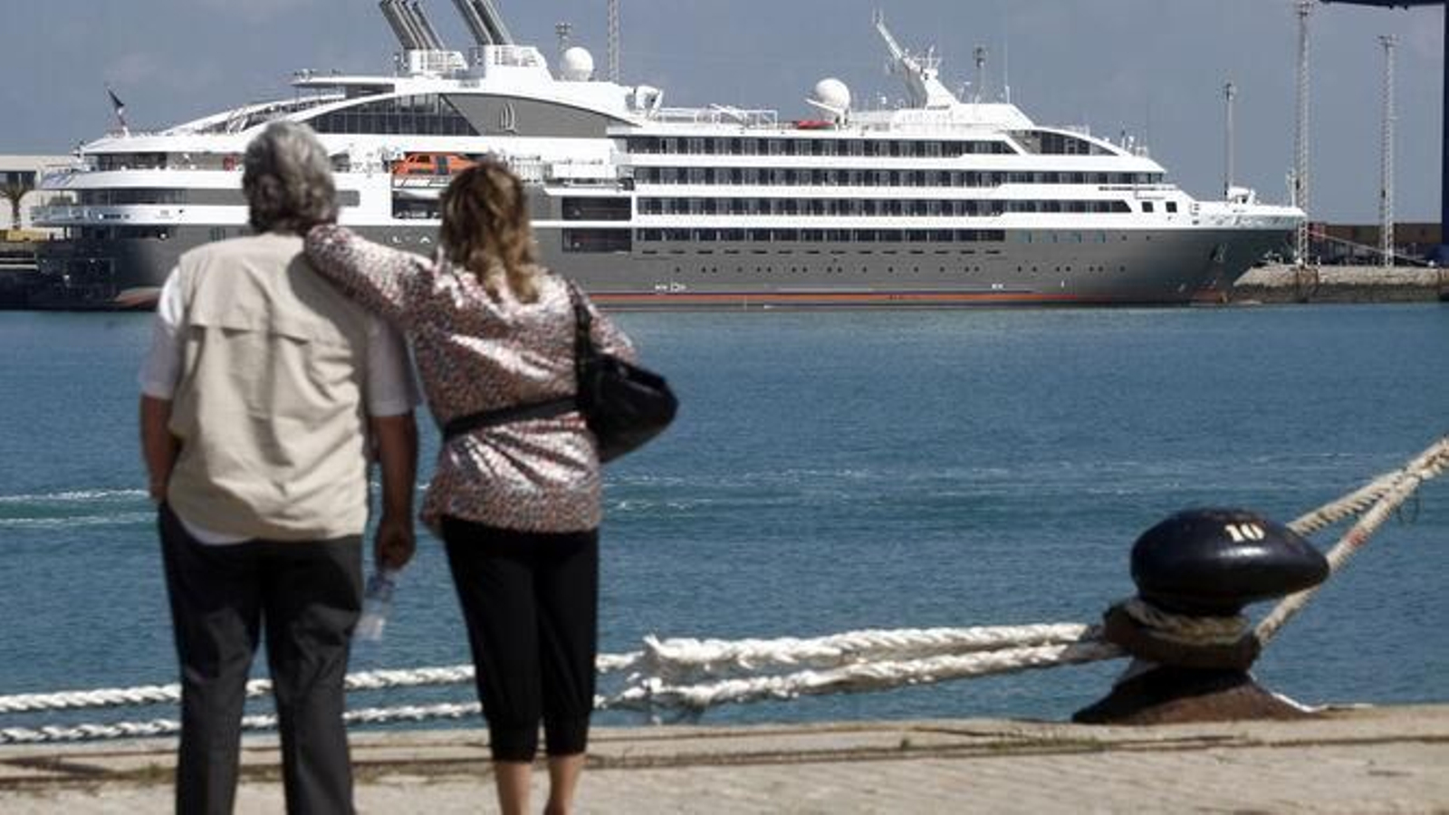 Un crucero de lujo, atracado en el puerto de Cádiz Un crucero de lujo, atracado en el puerto de Cádiz