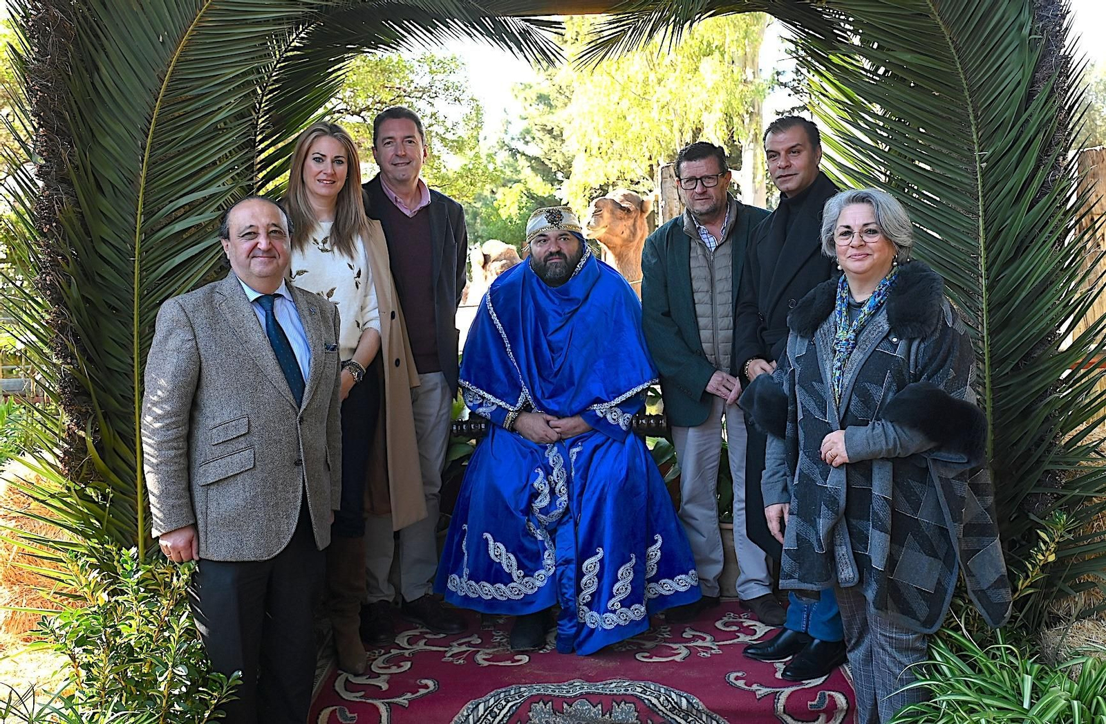 El emisario real Asad, en el centro, junto a Francisco Zurita, Ana Belén Morillo, Juan Carlos Durán, Antonio Ramírez, Fernando Jiménez y Gemma García Bermúdez