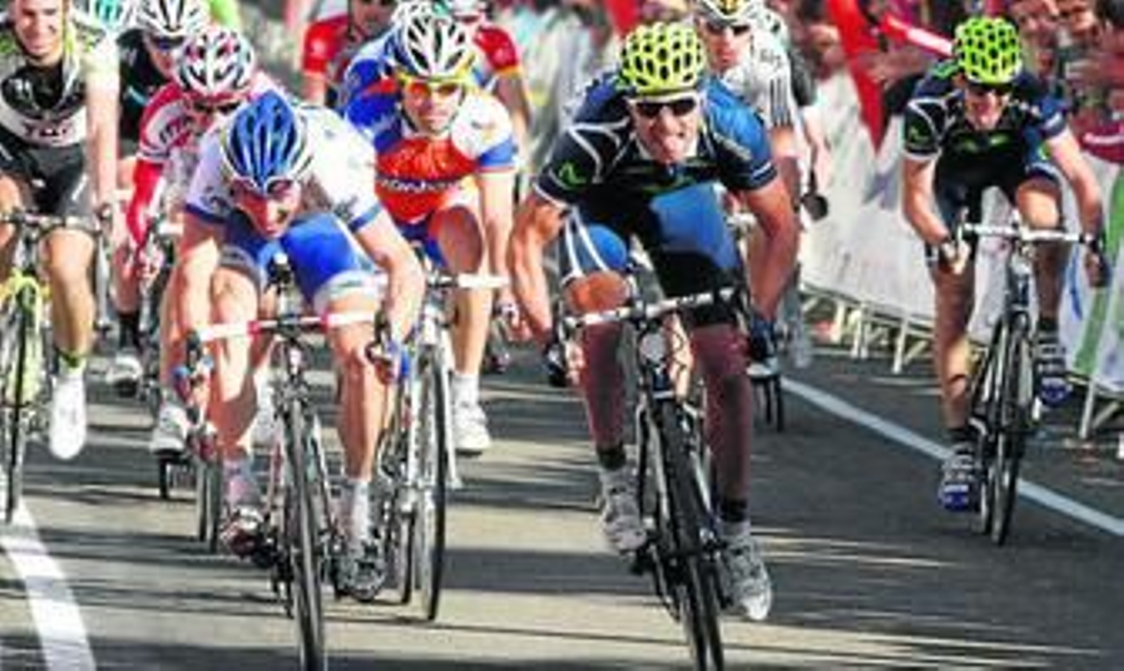 El ciclista francés sorprendió al esprint en el Paseo Marítimo abderitano a Ventoso y Freire.