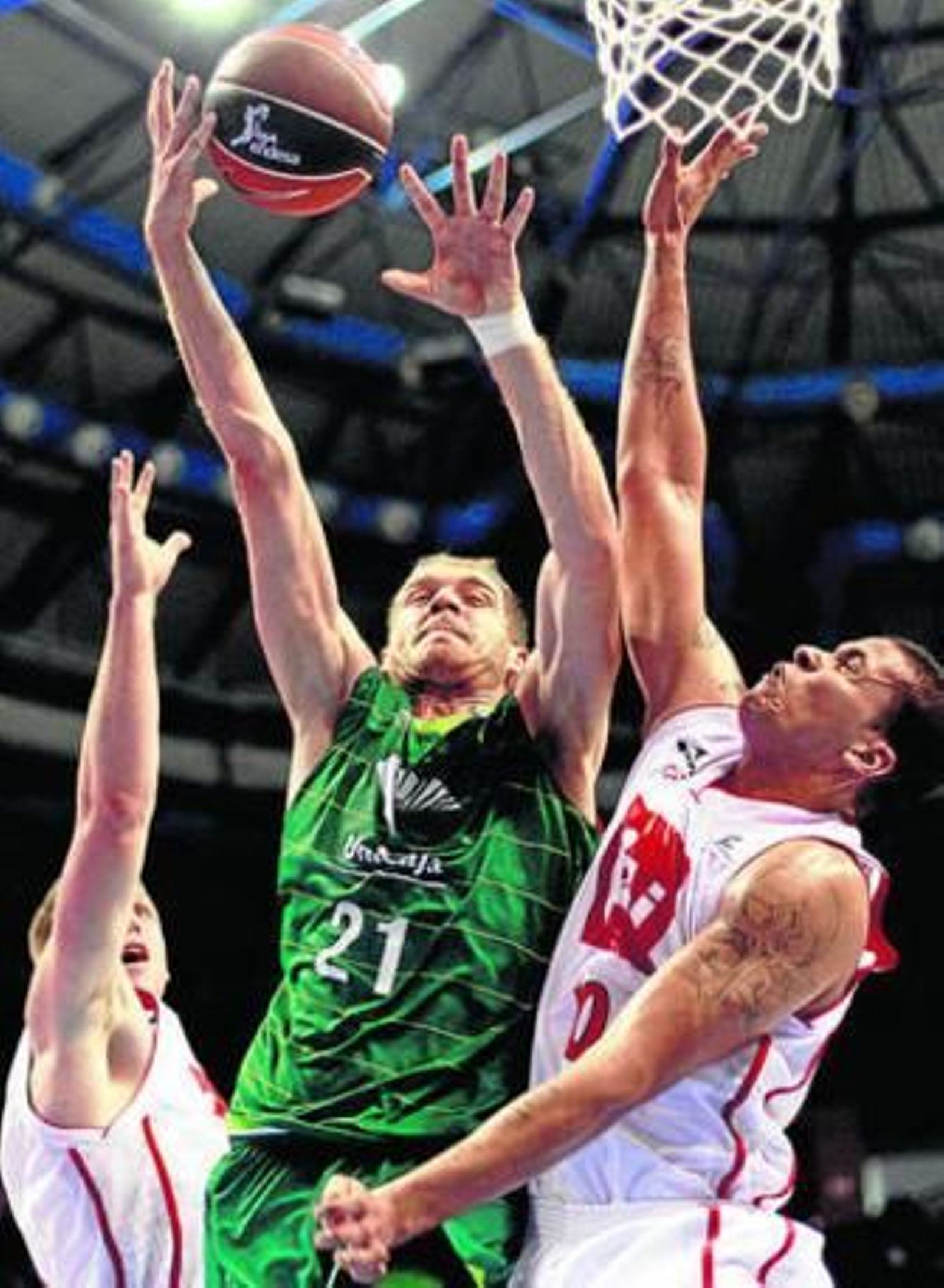 Zoric (Unicaja) entra a canasta ante dos defensores del CAI.