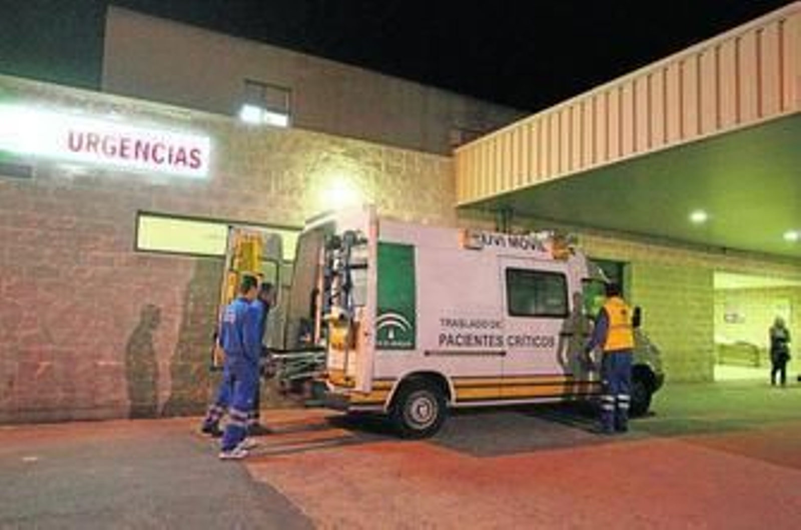 Una ambulancia recién llegada a las Urgencias del Juan Ramón Jiménez. Una ambulancia recién llegada a las Urgencias del Juan Ramón Jiménez.