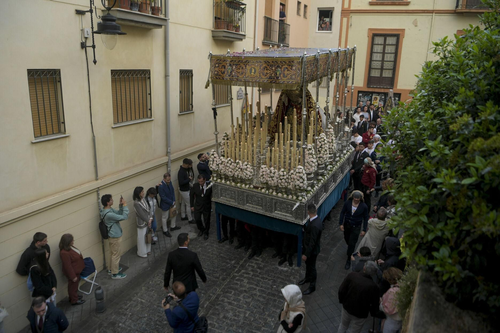 Así vivió el Realejo el nuevo recorrido de la Hermandad de las Maravillas