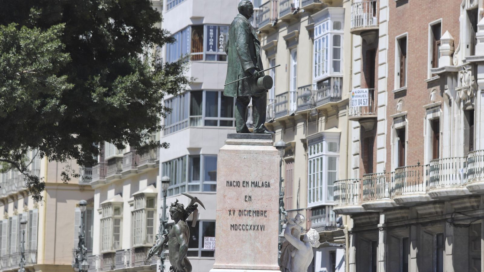 Imagen de la escultura del Marqués de Larios y la Alegoría del Trabajo.