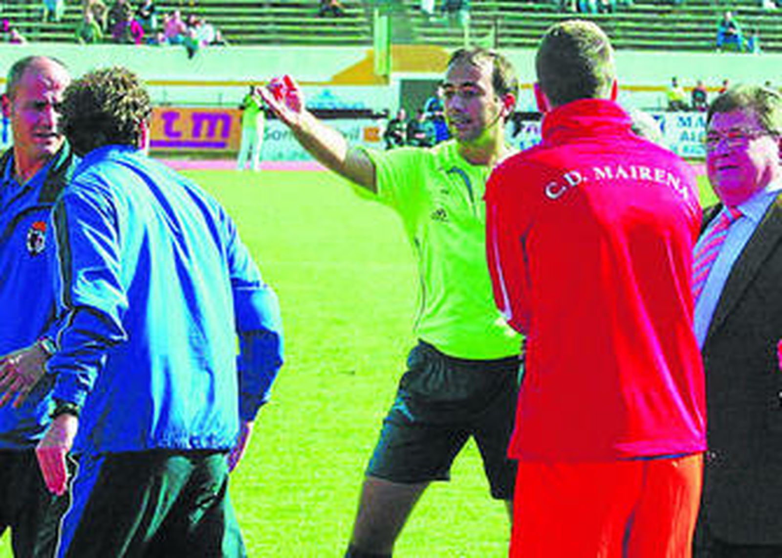 Velasco Ortega discute con el banquillo del Mairena en el partido del tres de febrero de 2008.
