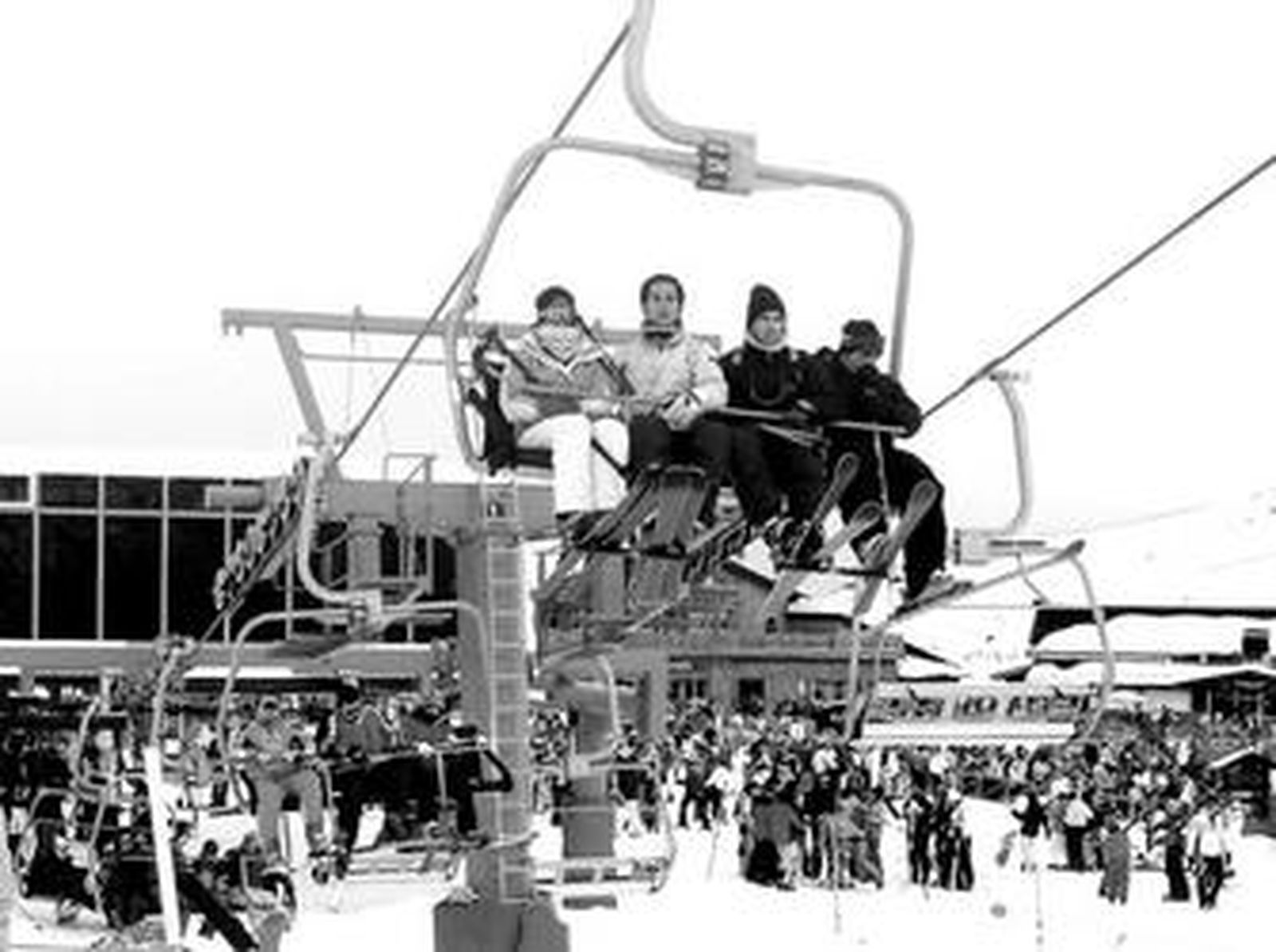 Los telesillas son utilizados por los esquiadores para llegar a otros puntos dentro de la Estación, por ejemplo, hasta la cima del pico Veleta.