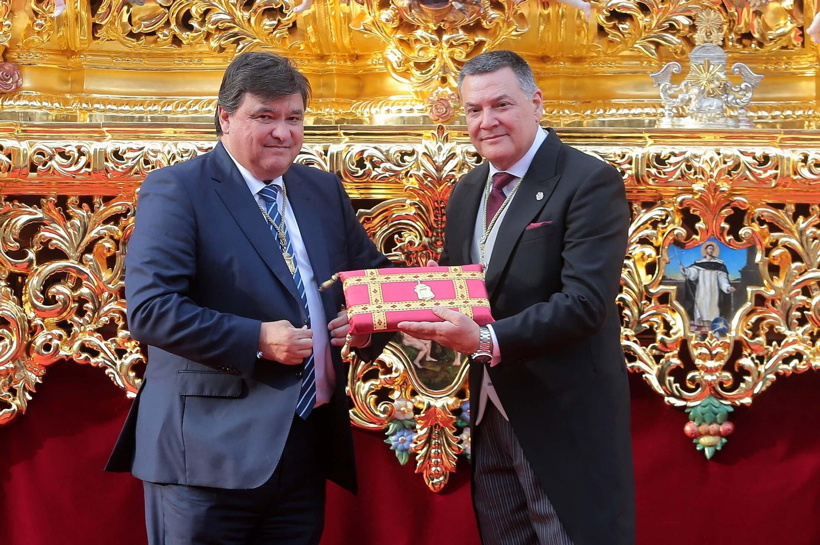 Imágenes de la imposición de la Medalla de Oro de Huelva al Cristo del Amor