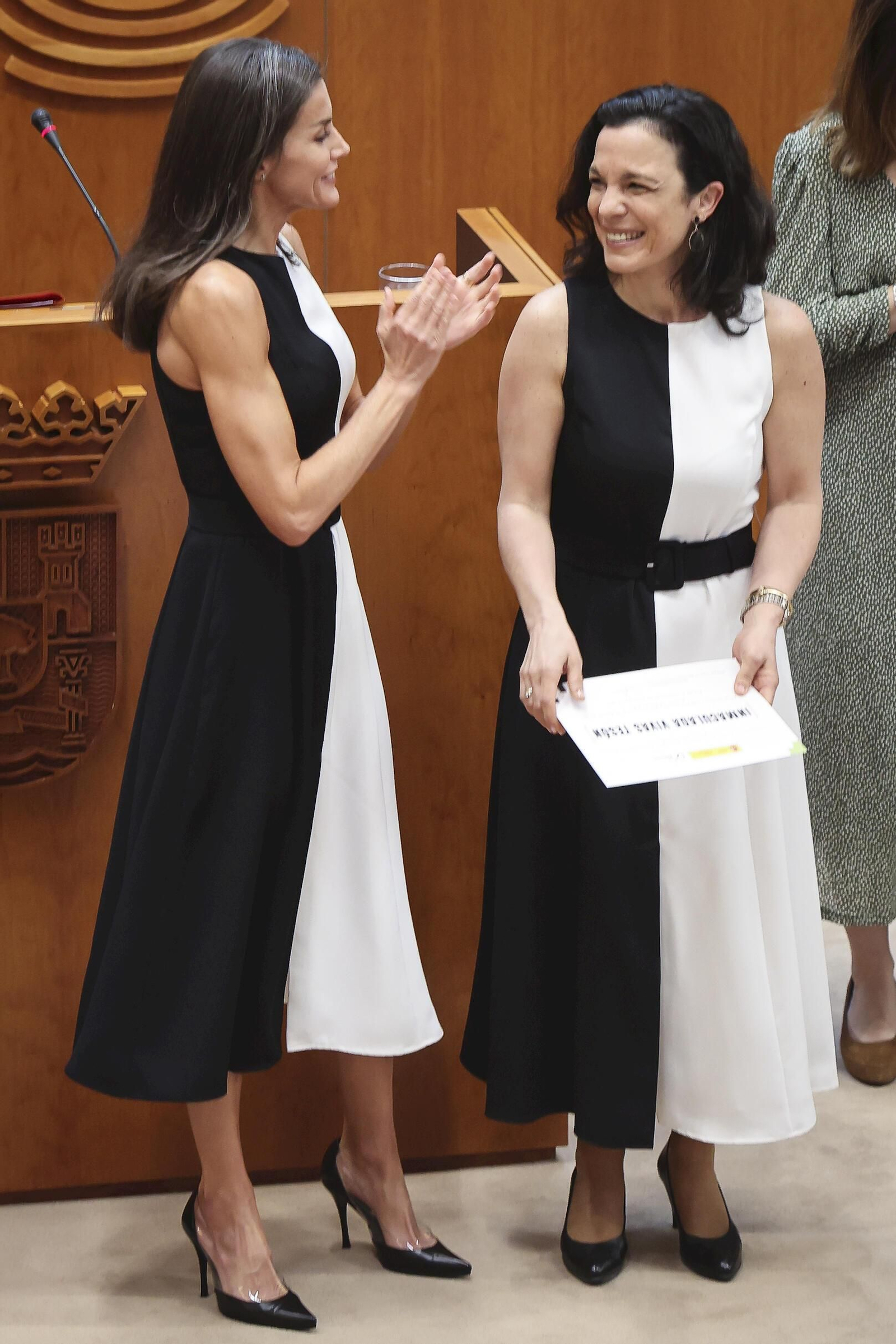 Doña Letizia y la sevillana Inmaculada Vivas Tesón, con el mismo modelo de Mango.