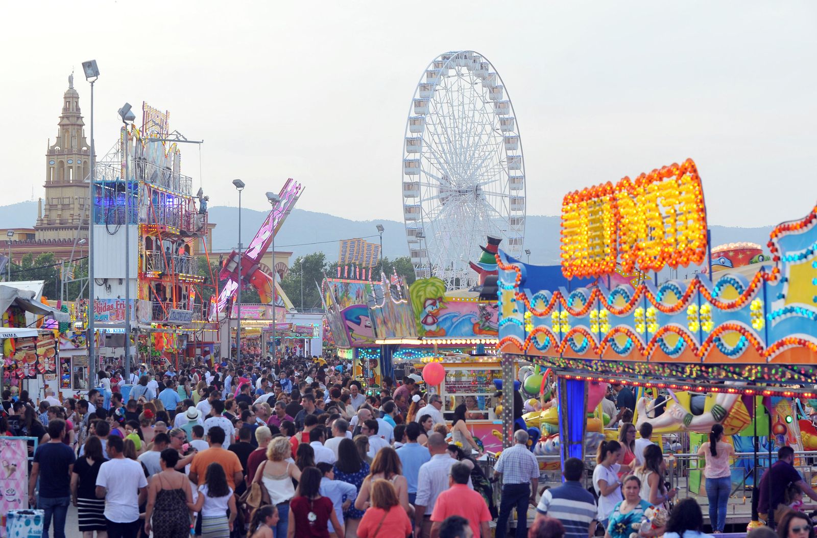 Las atracciones en la calle del Infierno de la Feria de Córdoba.