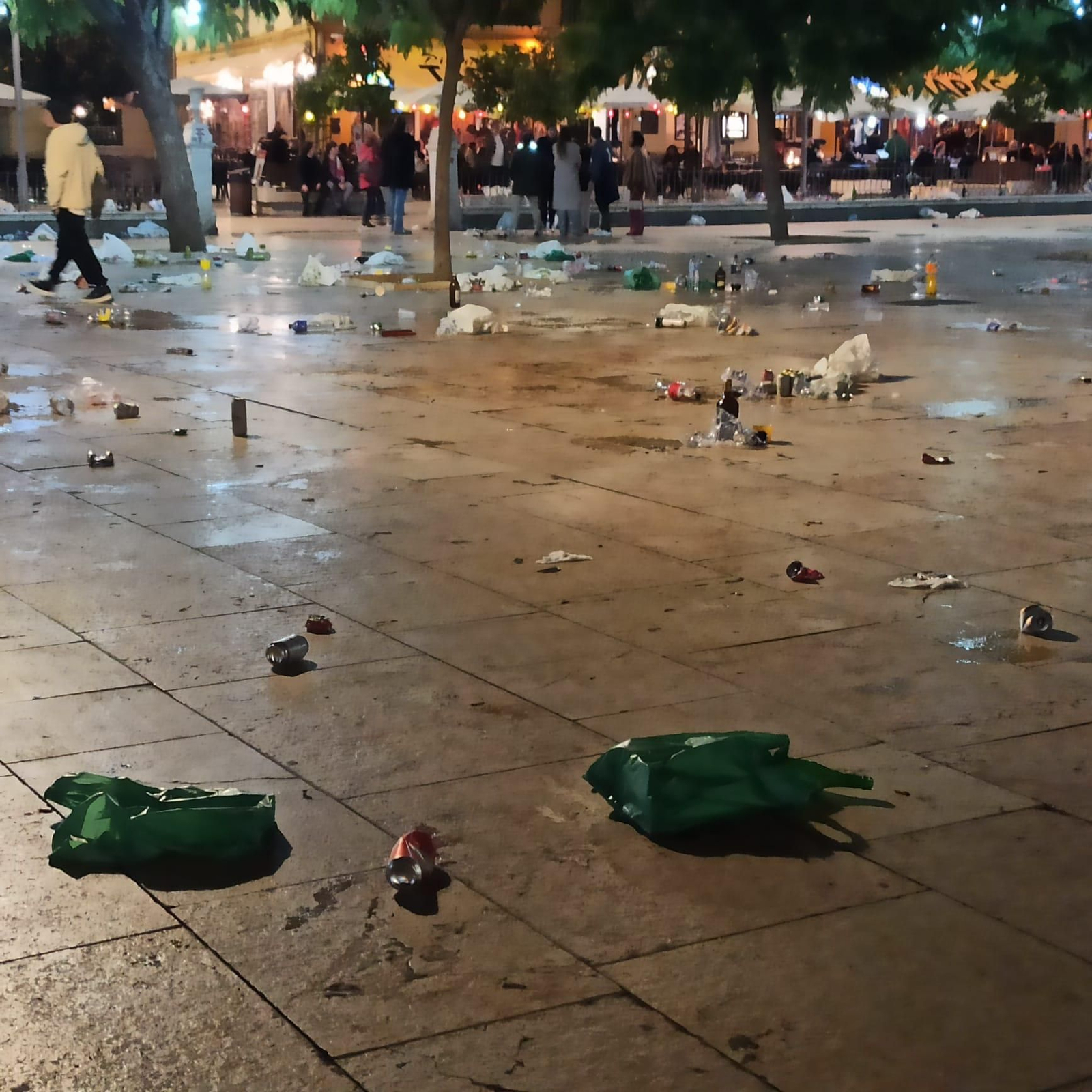 La plaza de la Merced de Málaga, con Picasso, llena de basura tras el paso de los ultras del Atlético