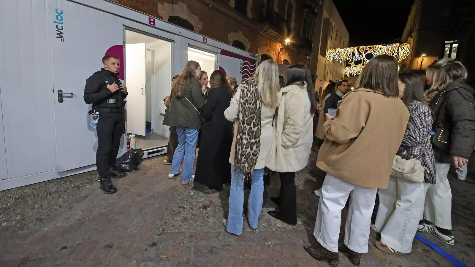 Uno de los baños públicos portátiles instalados en plaza del Banco por la celebración de las zambombas en el centro de Jerez