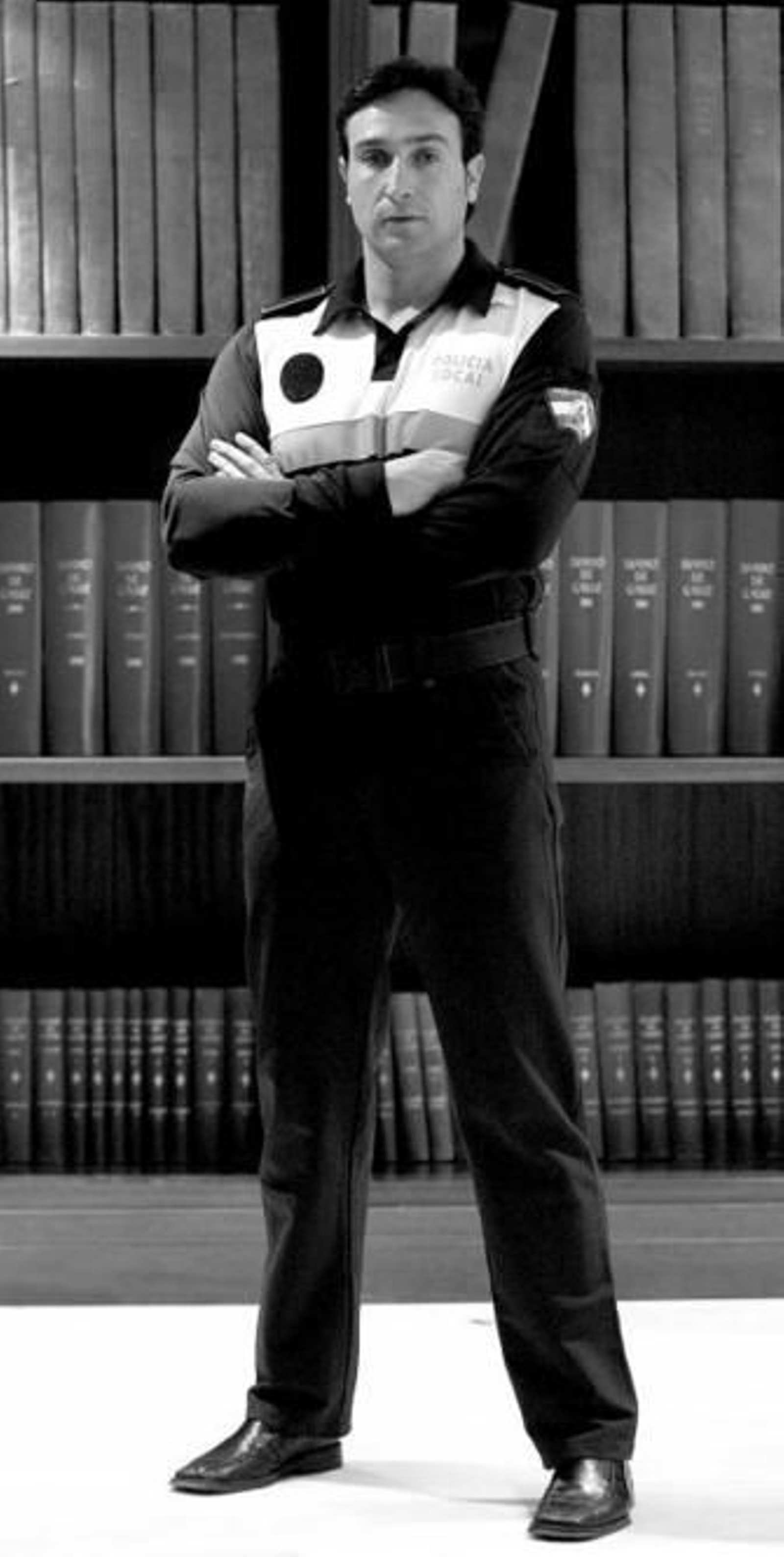 José Carlos Vera con el uniforme de policía local y, a la derecha, con el de full contact.