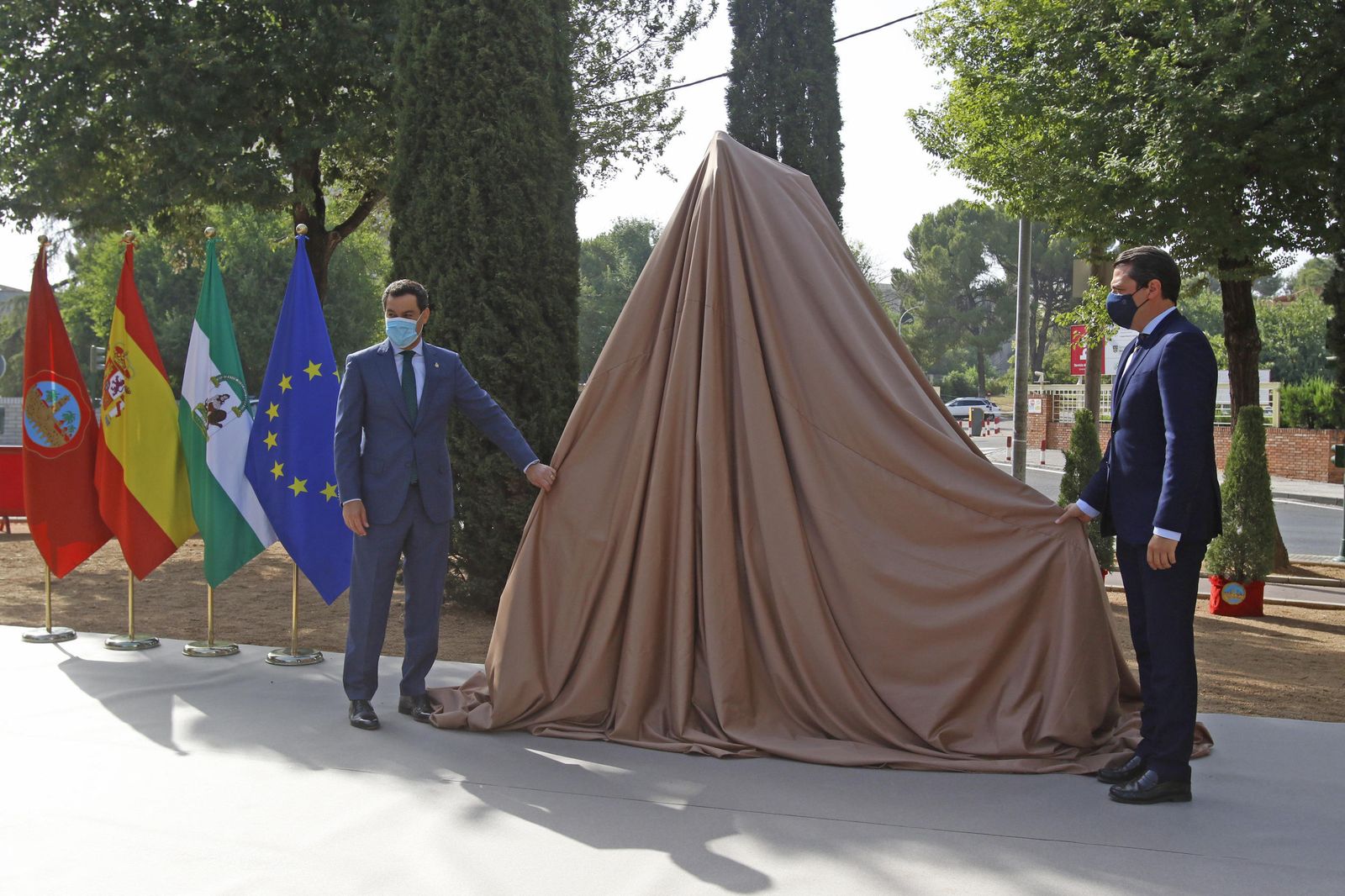 La escultura en honor a los sanitarios en Córdoba, en fotos