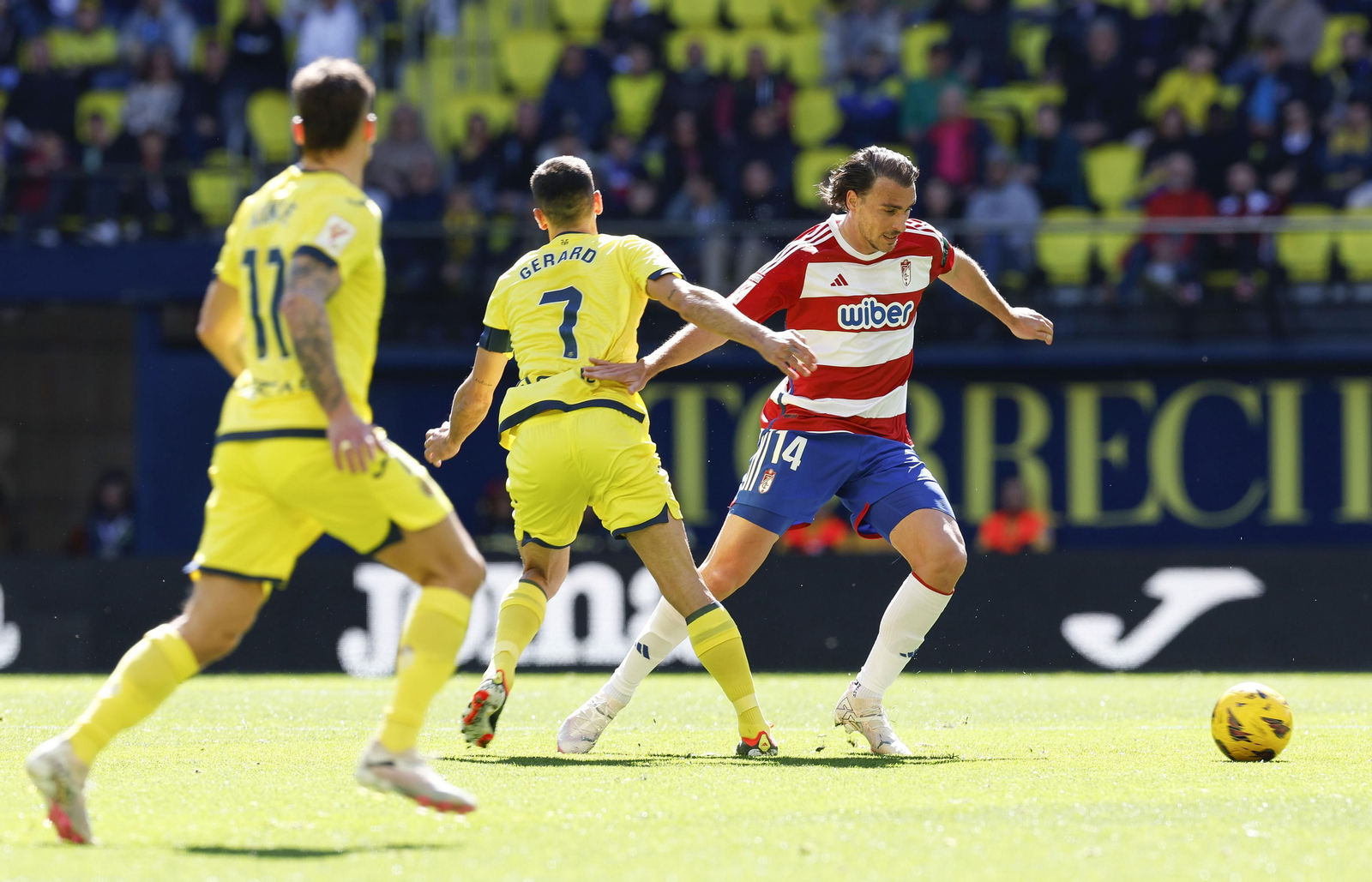 Ignasi Miquel controla el balón ante dos jugadores del Villarreal
