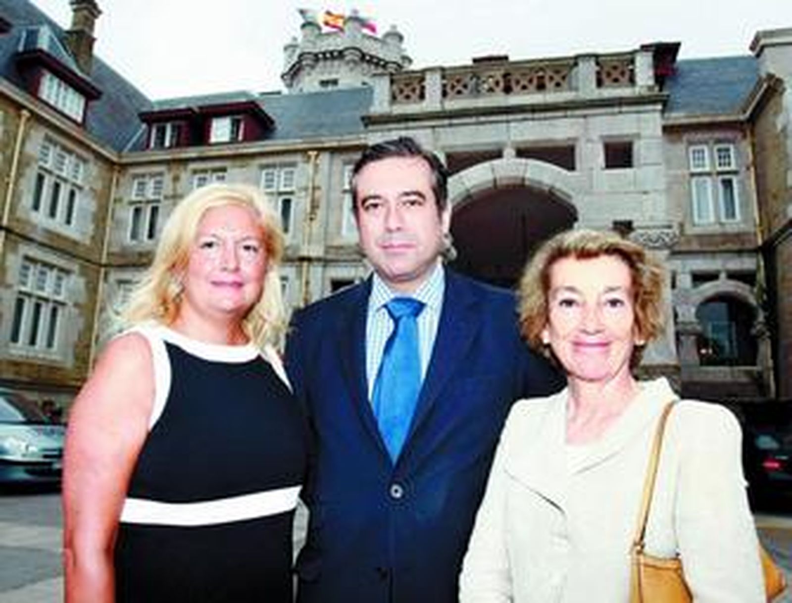 Enrique López, junto a la directora general de la Mujer de Madrid y Cristina Alberdi.